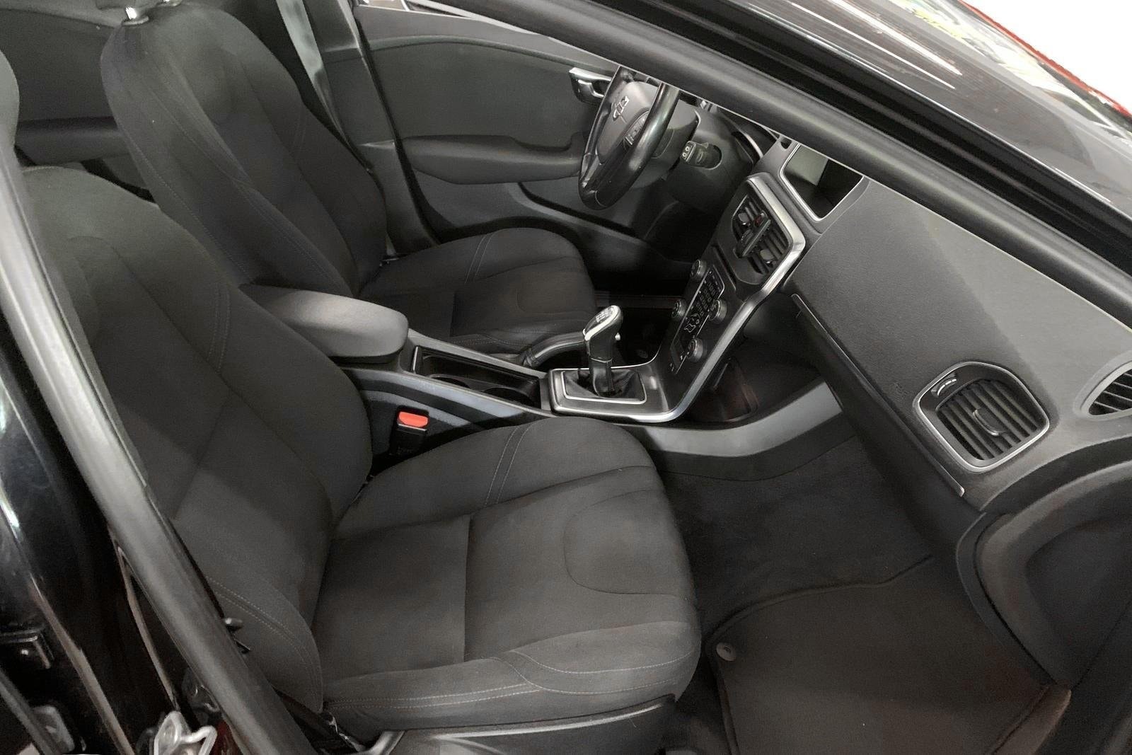 Volvo V40 D2 Manual, 6-trins, 115ps, 2014