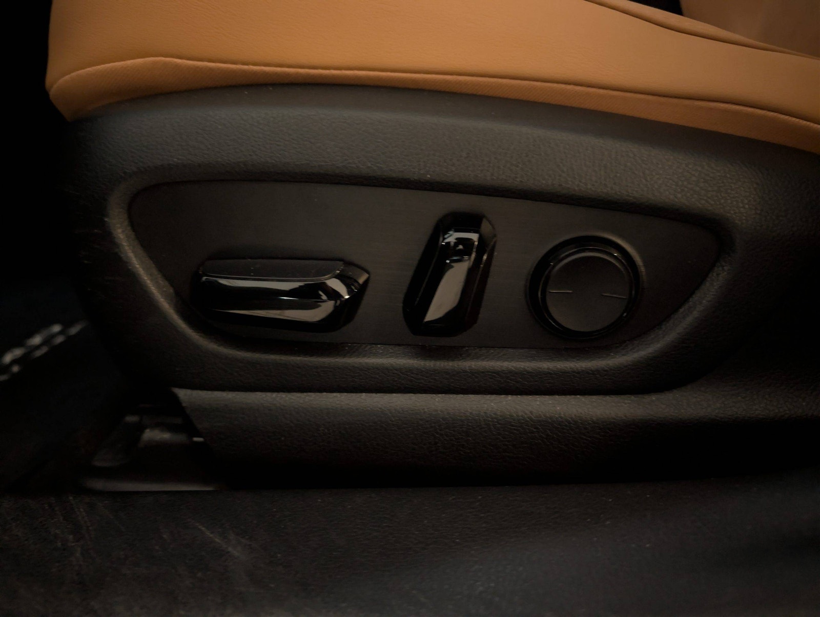 Lexus UX 300e, 204ps, 2023