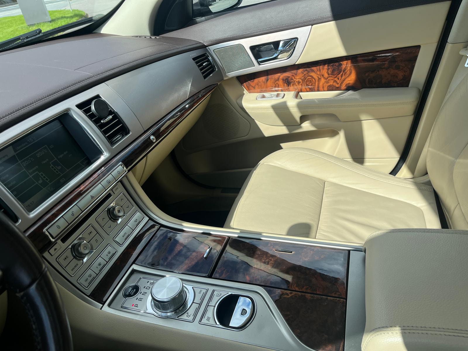 Jaguar XF 3.0 V6 Automatic, 6-trins, 211ps, 2011