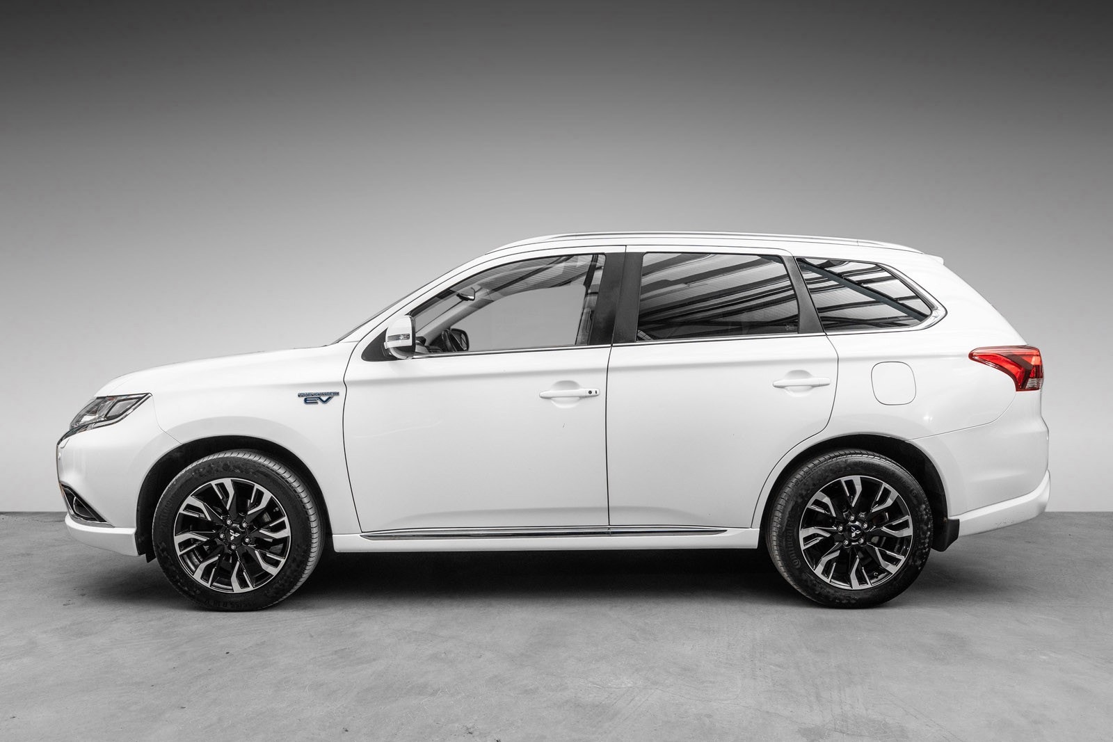 Mitsubishi Outlander PHEV CVT, 203ps, 2017