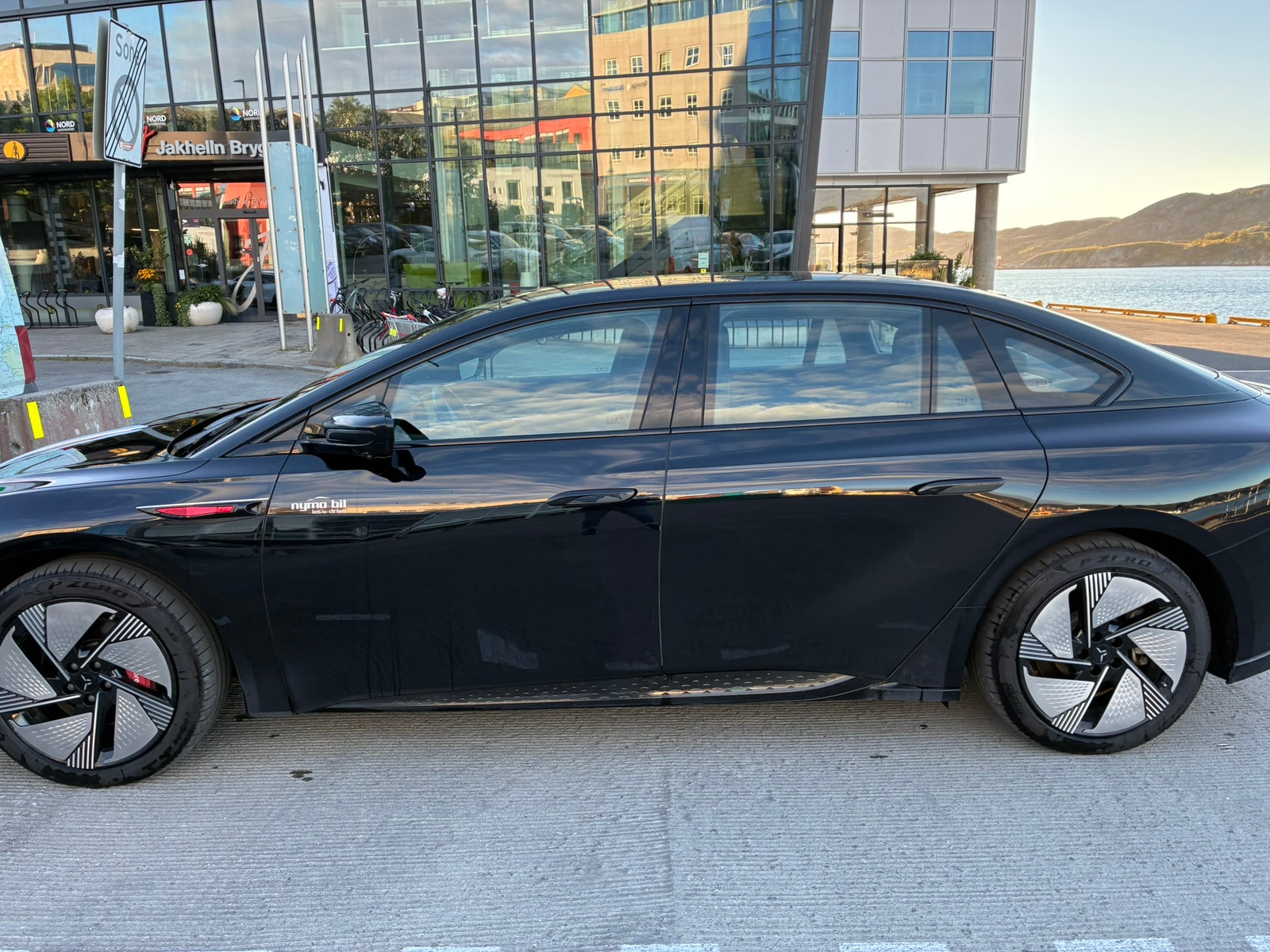 Hongqi EH7 111 kWh AWD, 619ps, 2025