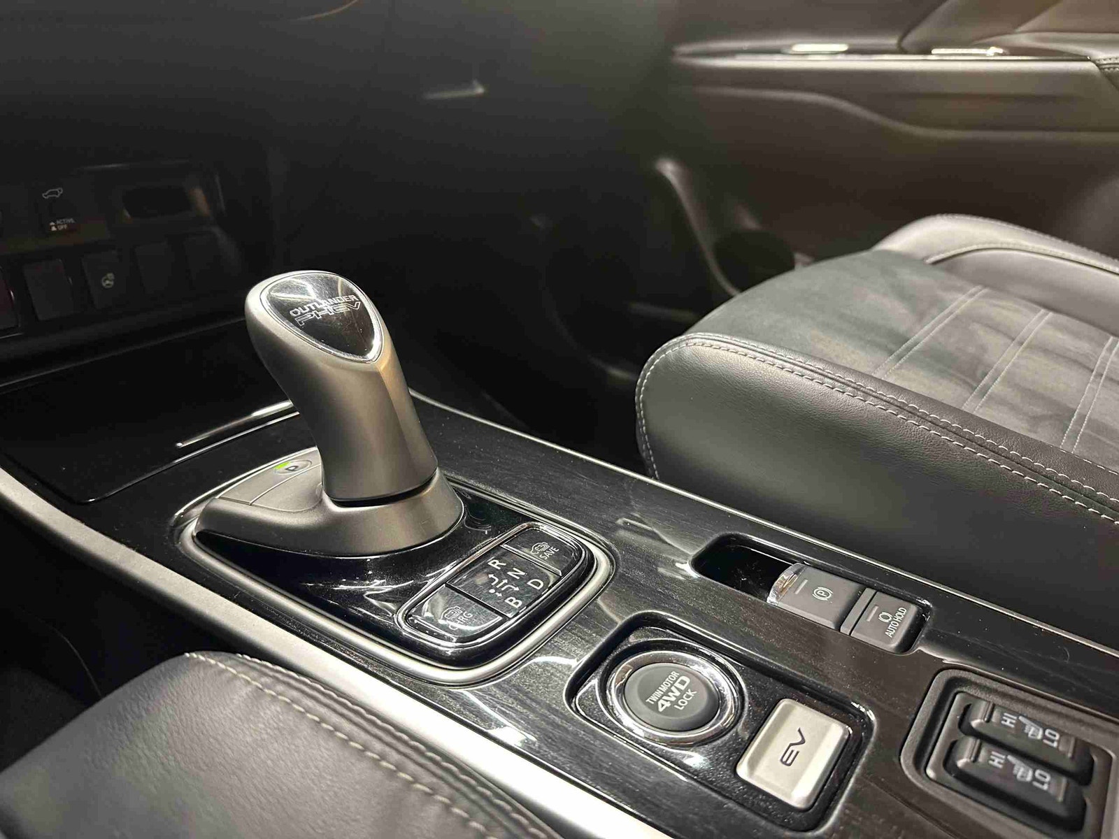 Mitsubishi Outlander PHEV CVT, 203hp, 2018