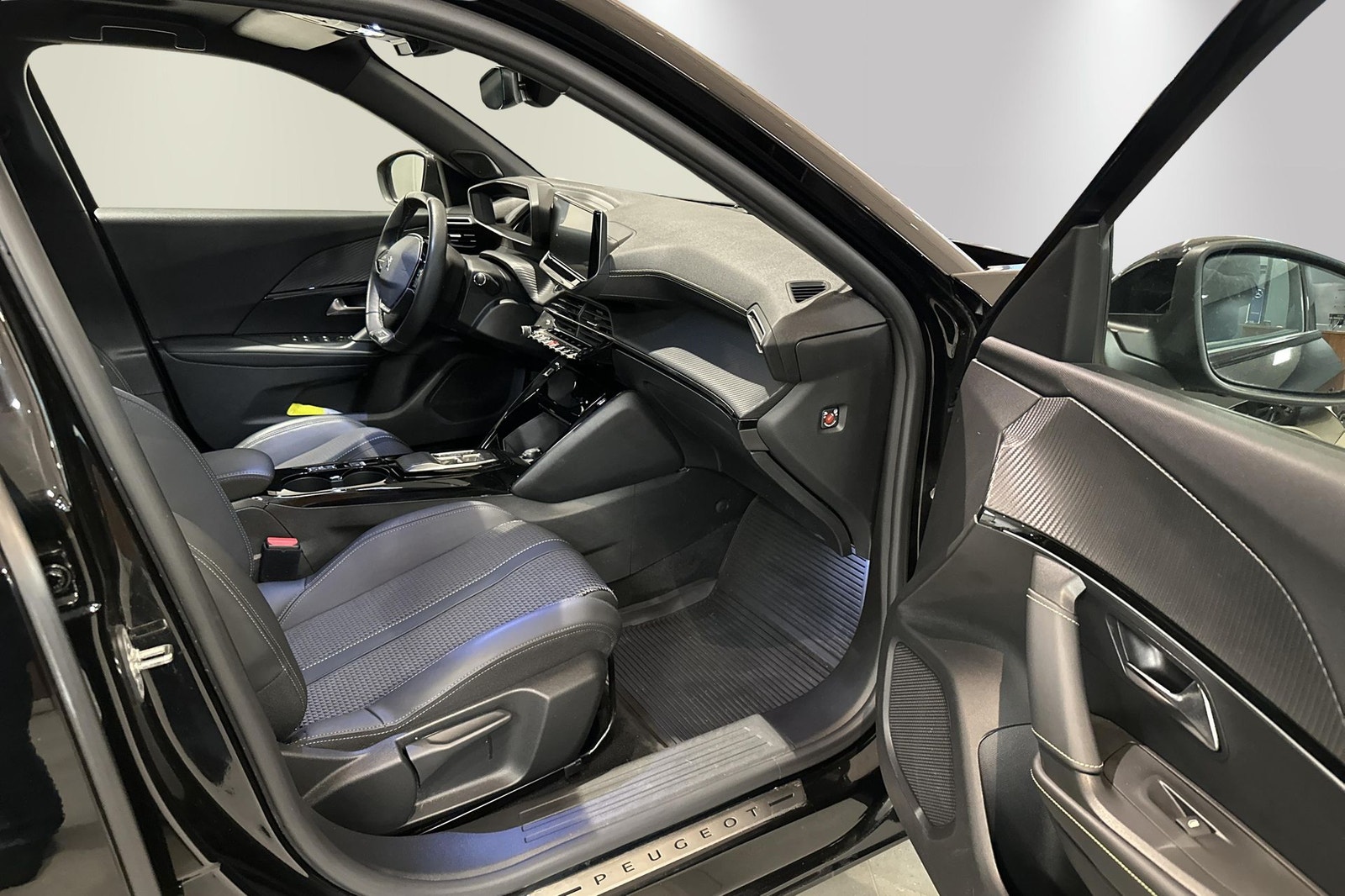 Peugeot e-2008, 136hp, 2022