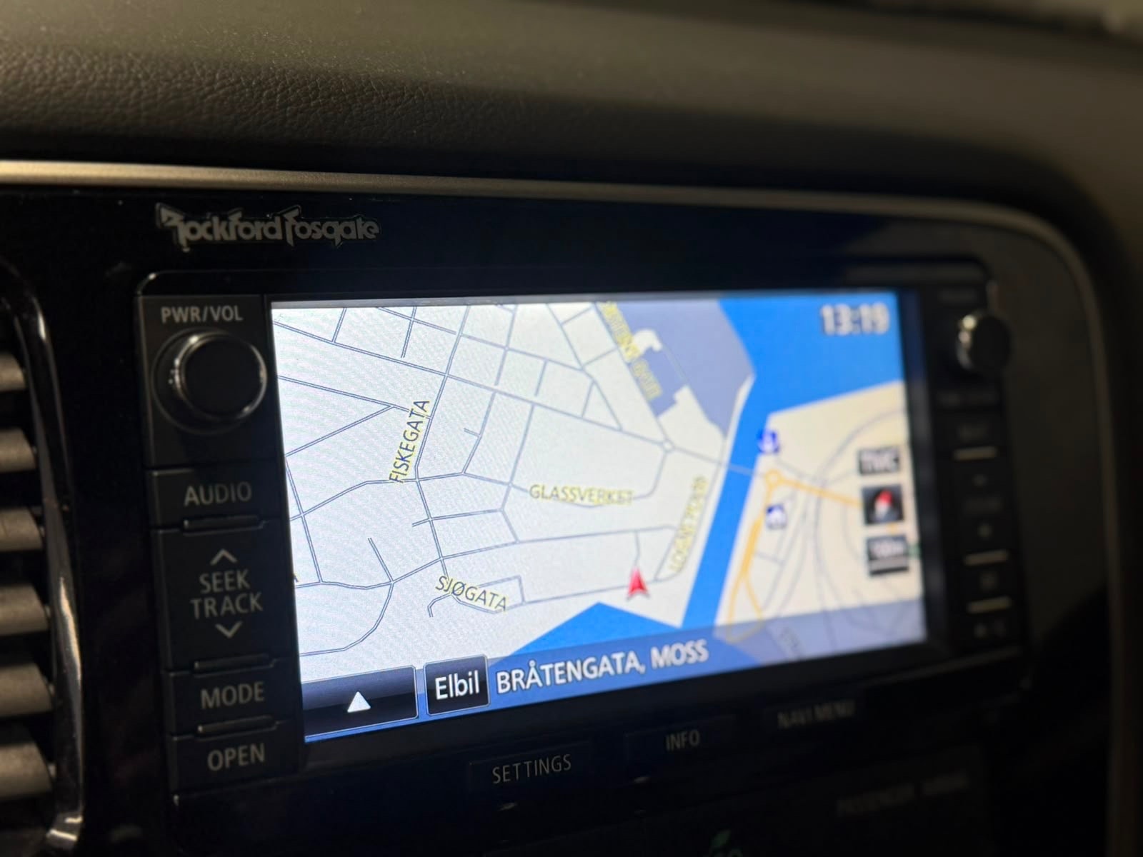 Mitsubishi Outlander PHEV CVT, 203ps, 2014