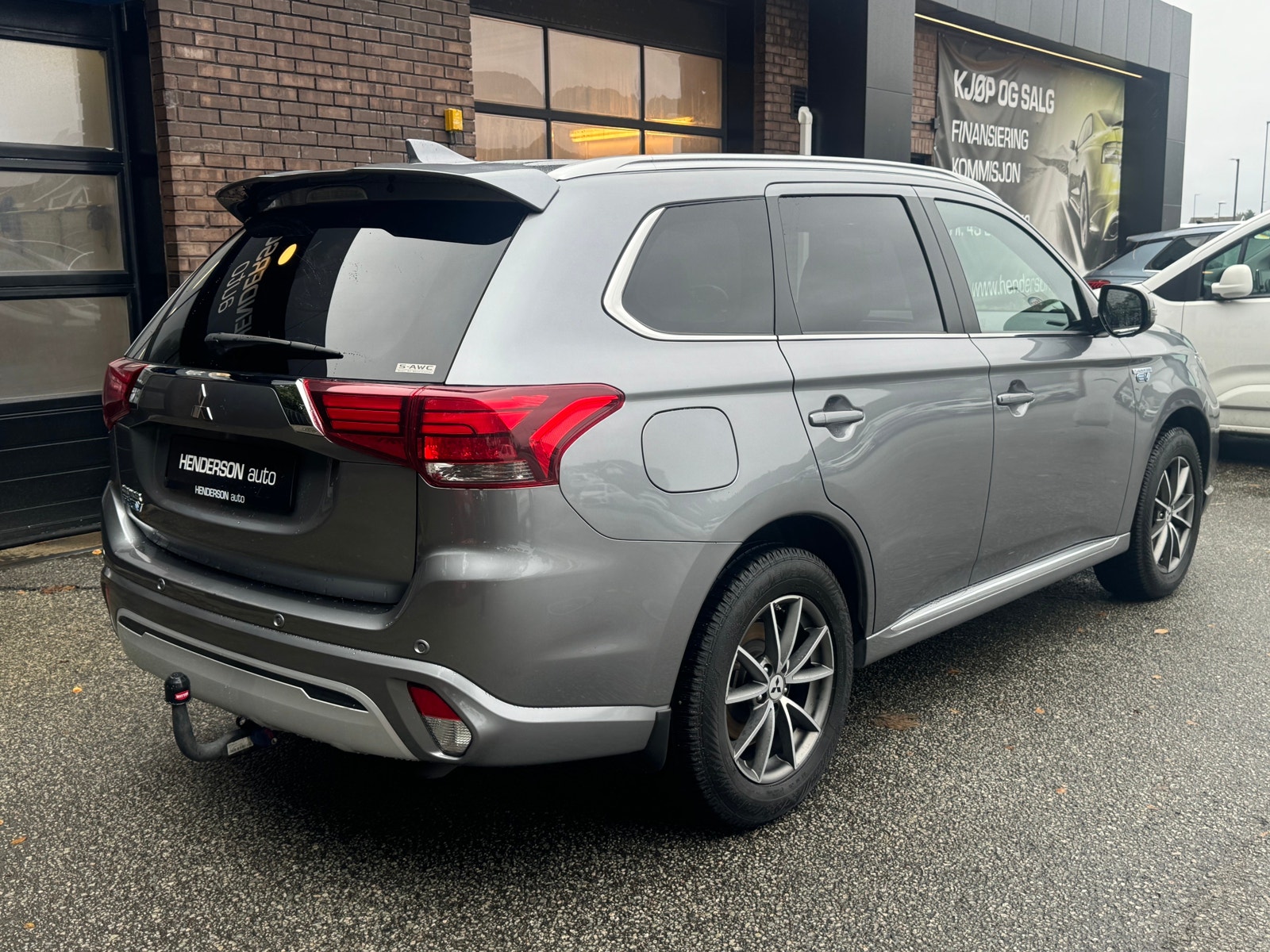 Mitsubishi Outlander PHEV CVT, 224hp, 2020