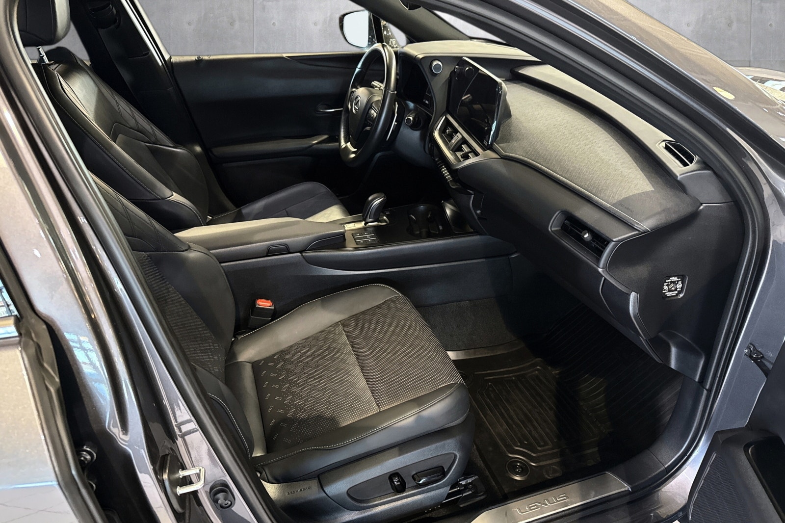 Lexus UX 300e, 204ps, 2023
