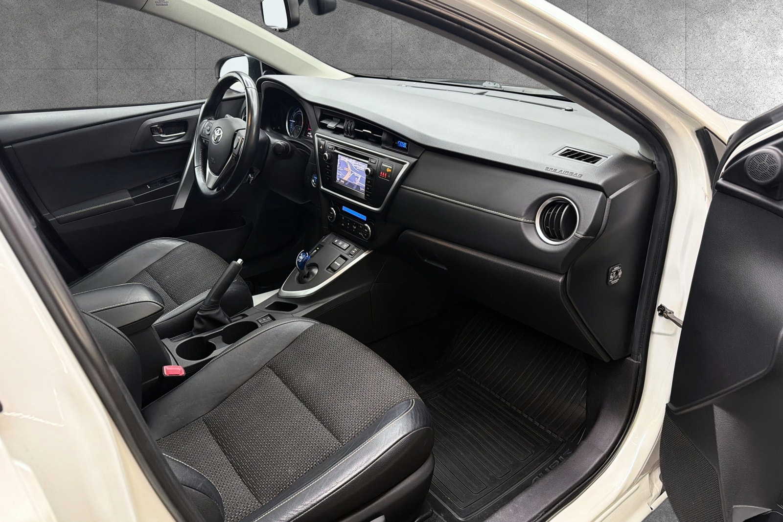Toyota Auris Hybrid e-CVT, 136hp, 2013