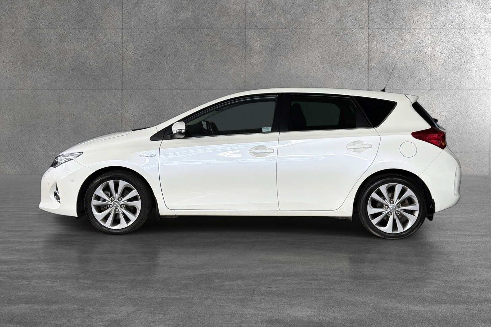 Toyota Auris Hybrid e-CVT, 136hp, 2013