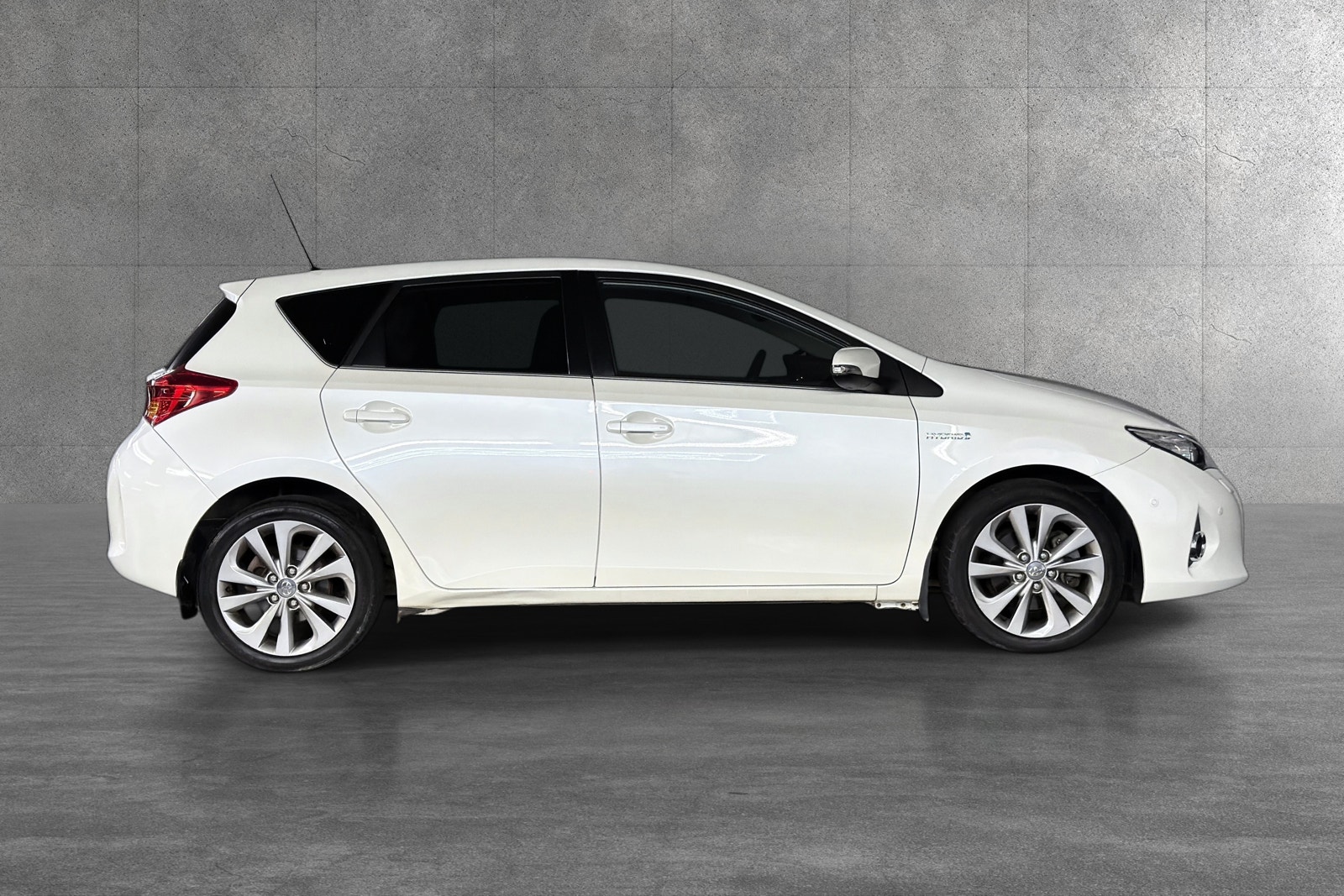 Toyota Auris Hybrid e-CVT, 136hp, 2013