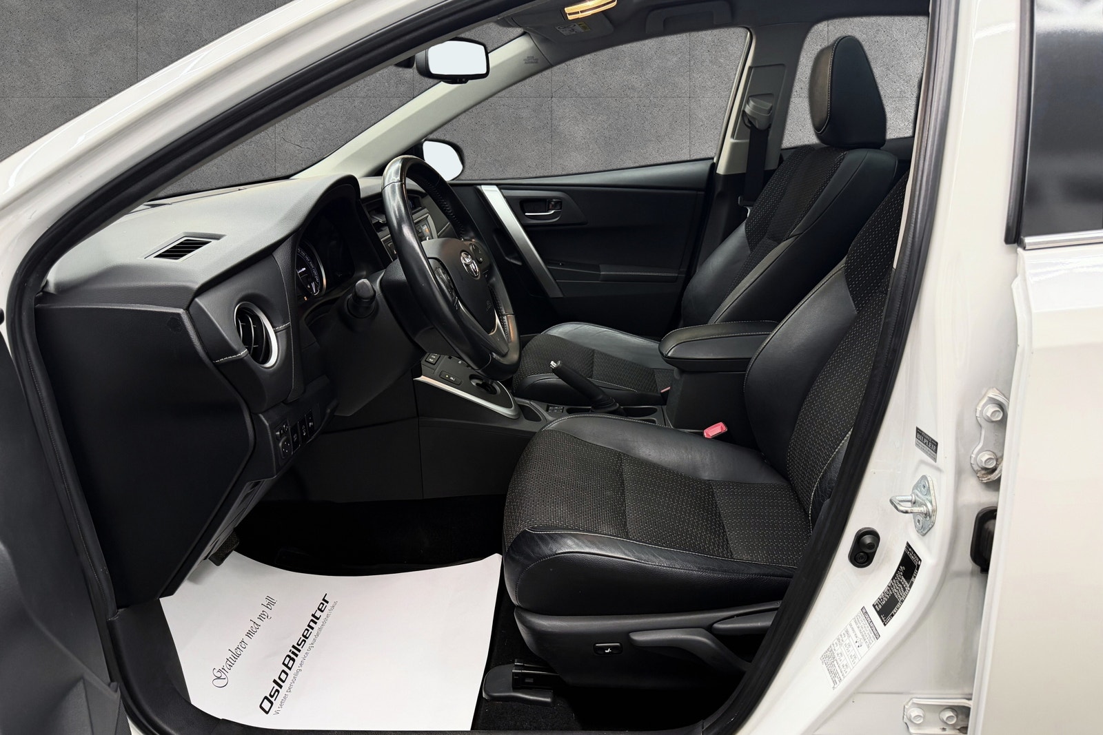 Toyota Auris Hybrid e-CVT, 136hp, 2013