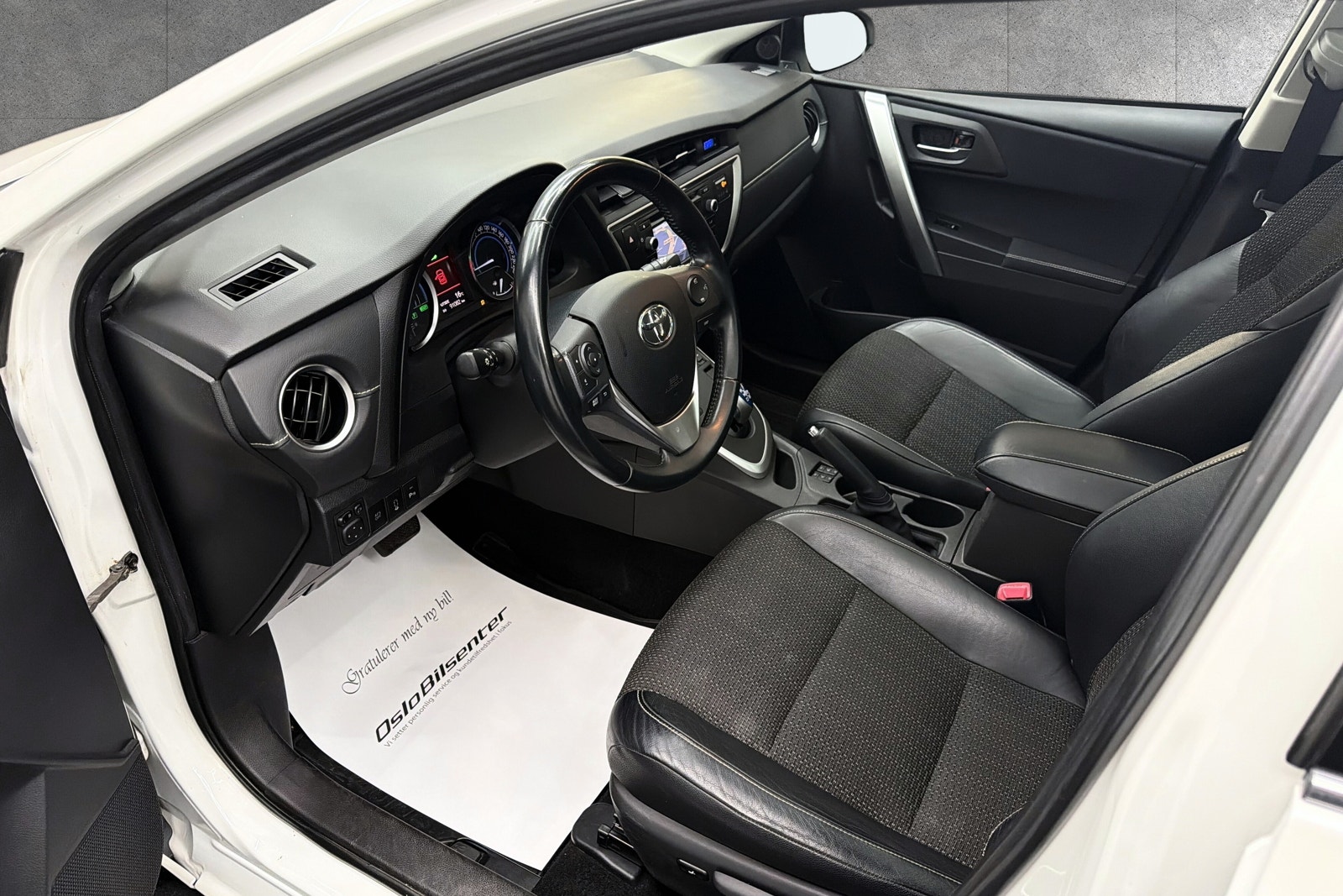 Toyota Auris Hybrid e-CVT, 136hp, 2013