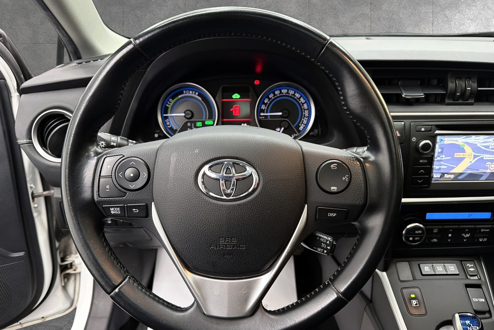 Toyota Auris Hybrid e-CVT, 136hp, 2013