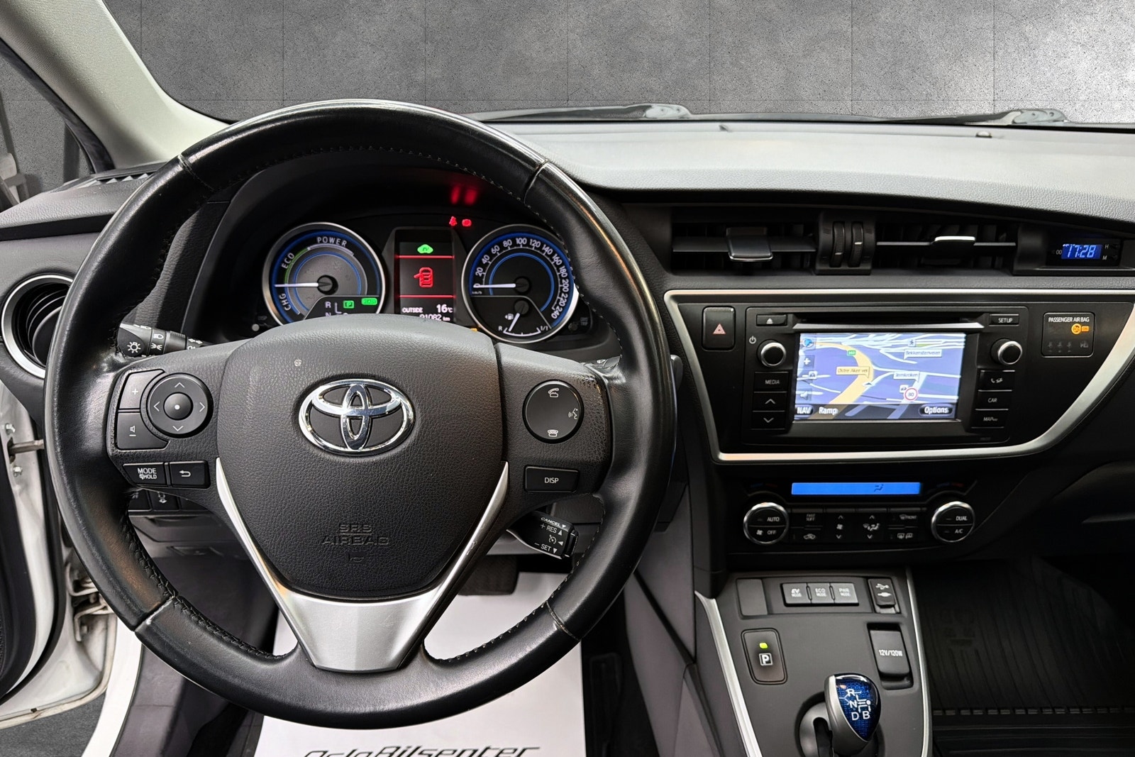 Toyota Auris Hybrid e-CVT, 136hp, 2013