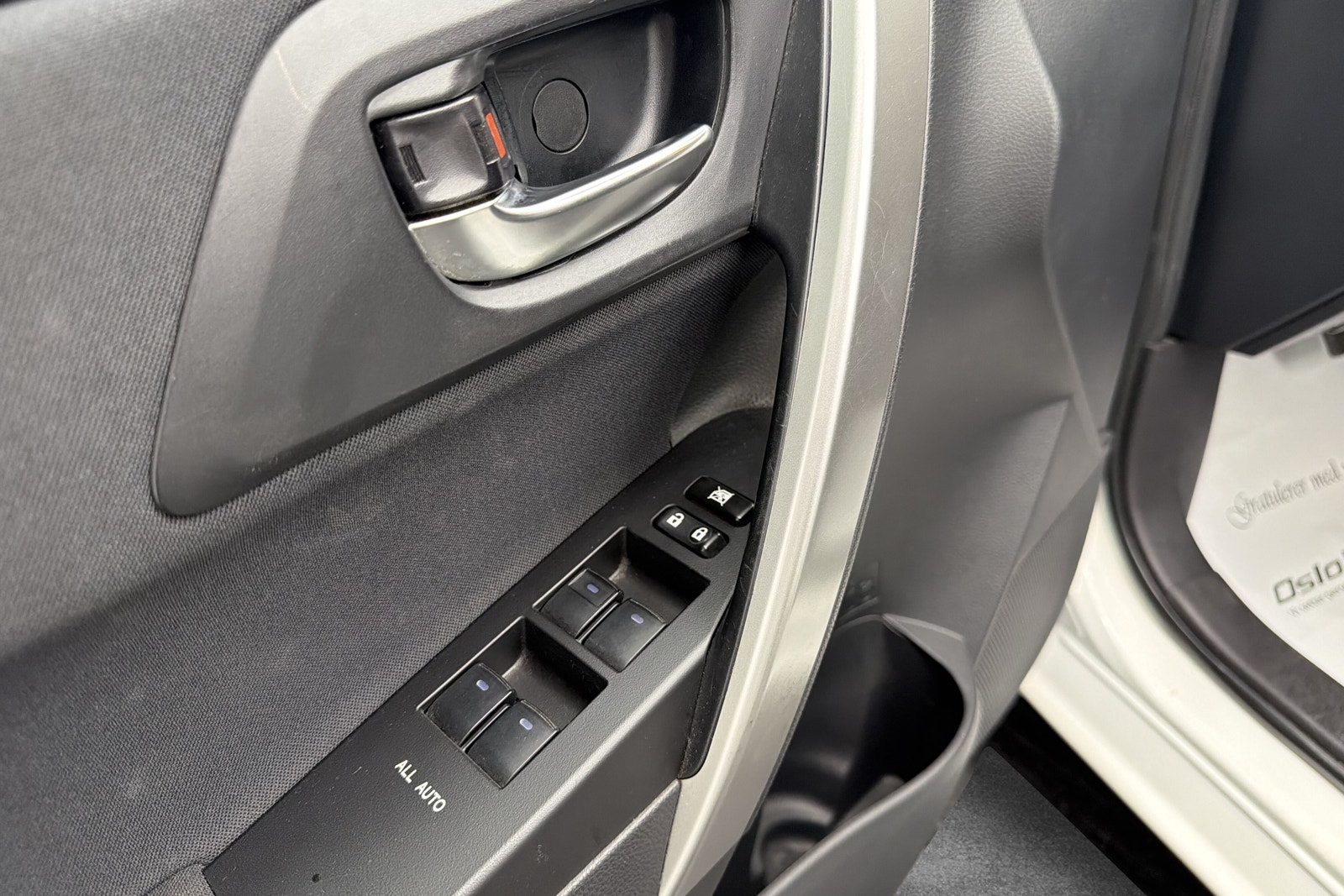 Toyota Auris Hybrid e-CVT, 136hp, 2013
