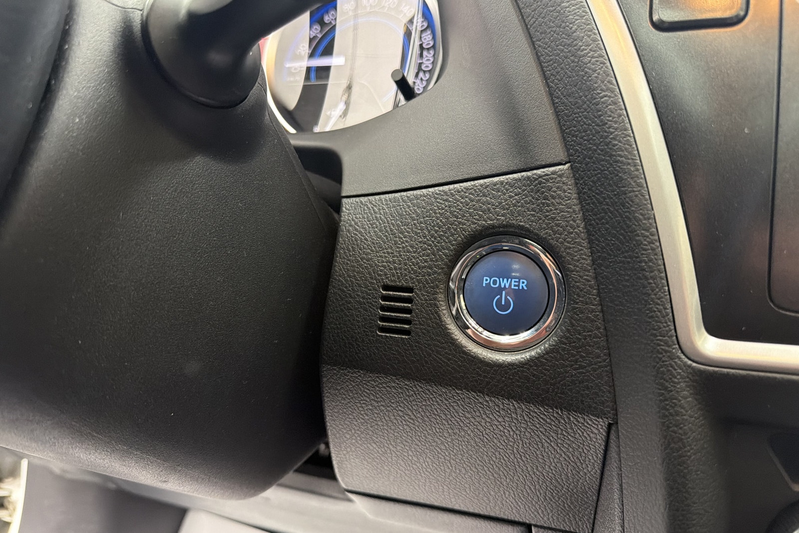 Toyota Auris Hybrid e-CVT, 136hp, 2013