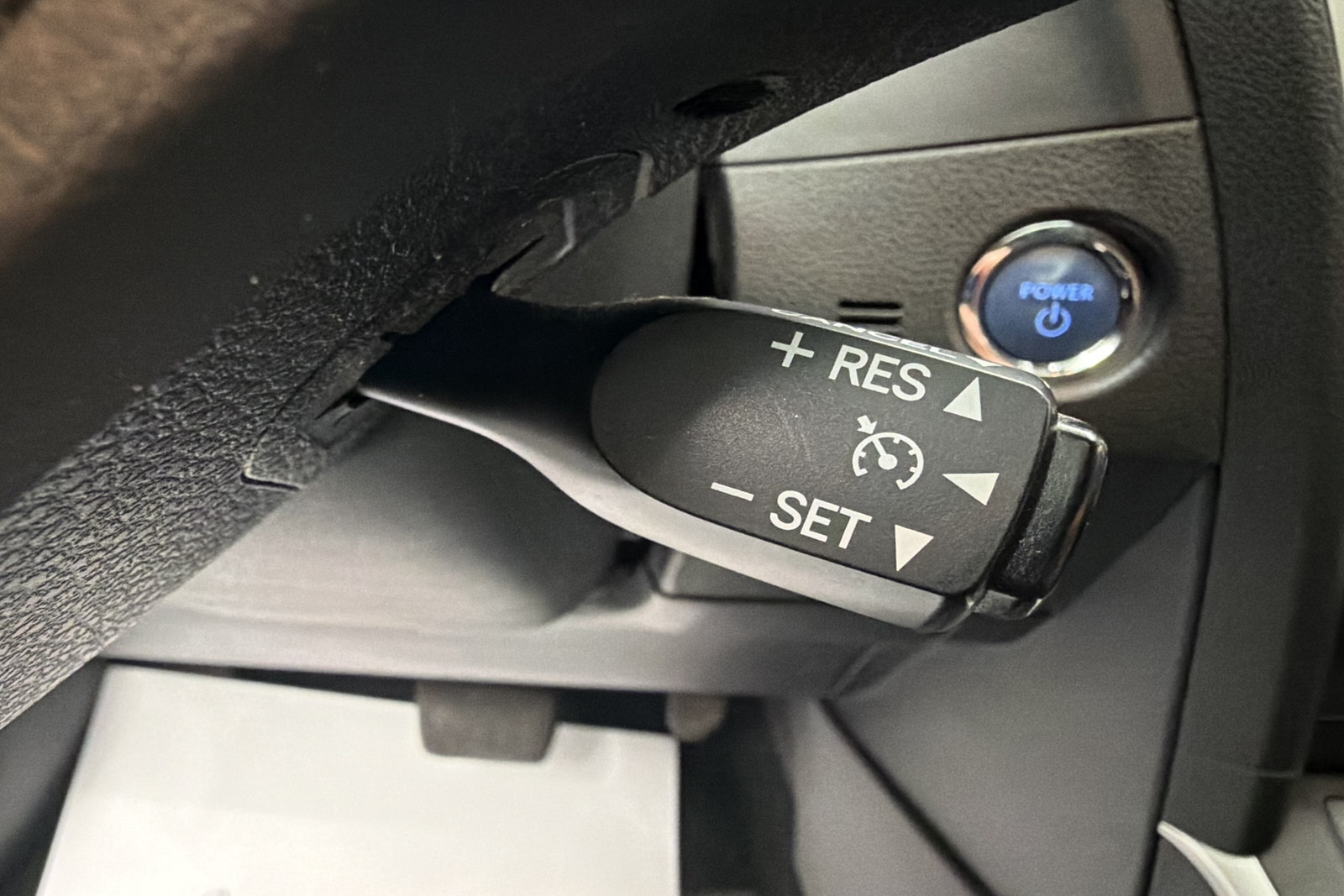 Toyota Auris Hybrid e-CVT, 136hp, 2013