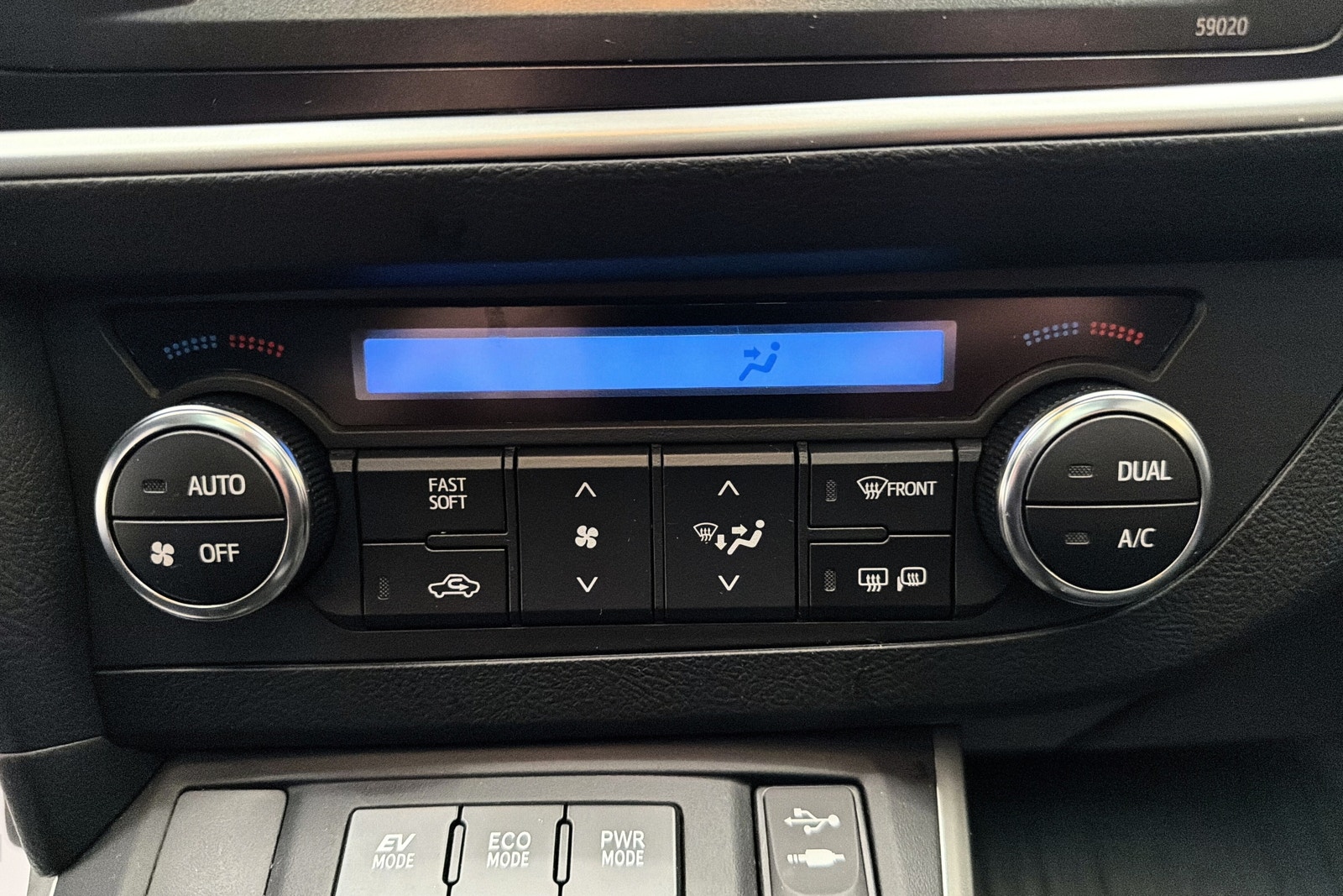 Toyota Auris Hybrid e-CVT, 136hp, 2013