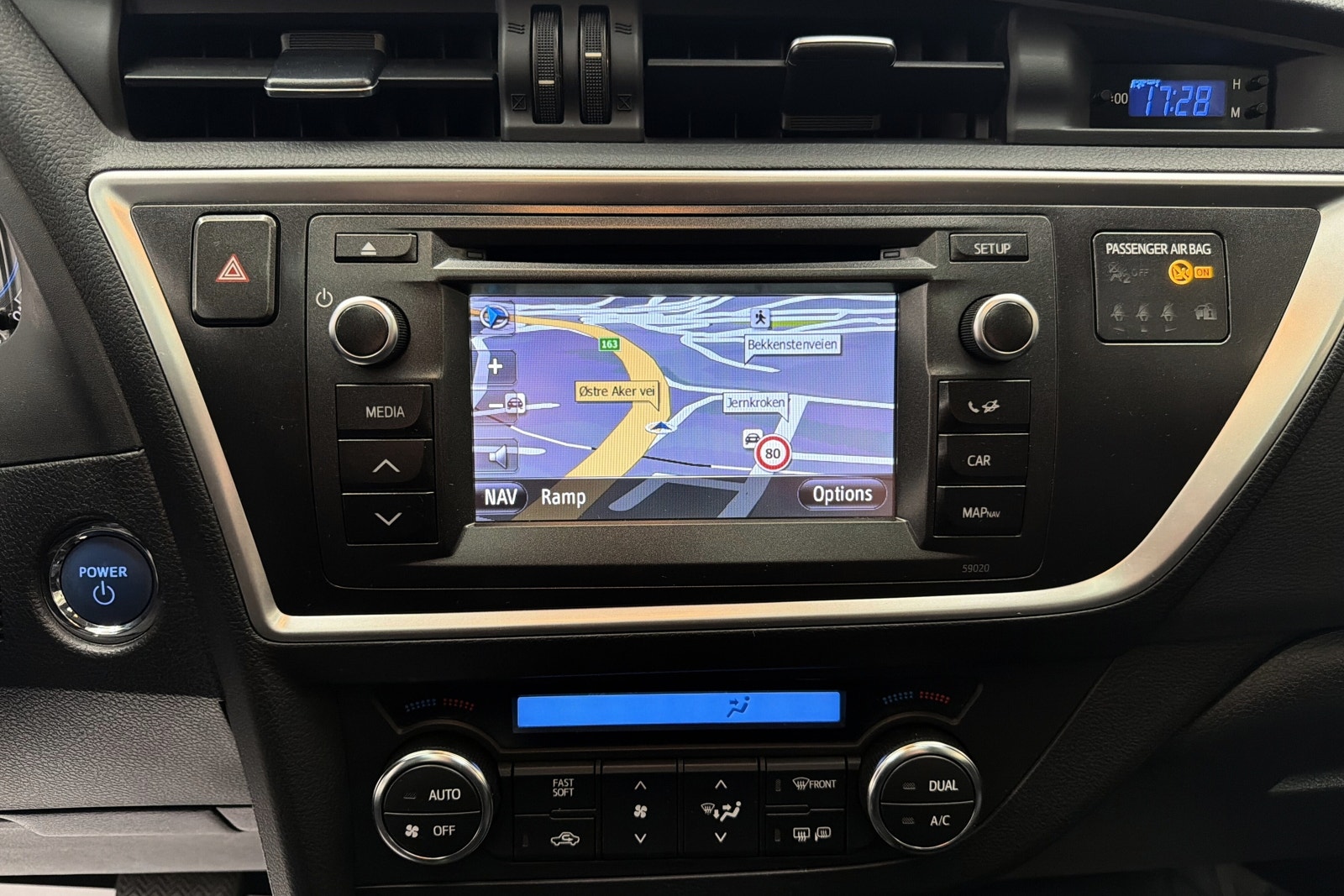 Toyota Auris Hybrid e-CVT, 136hp, 2013