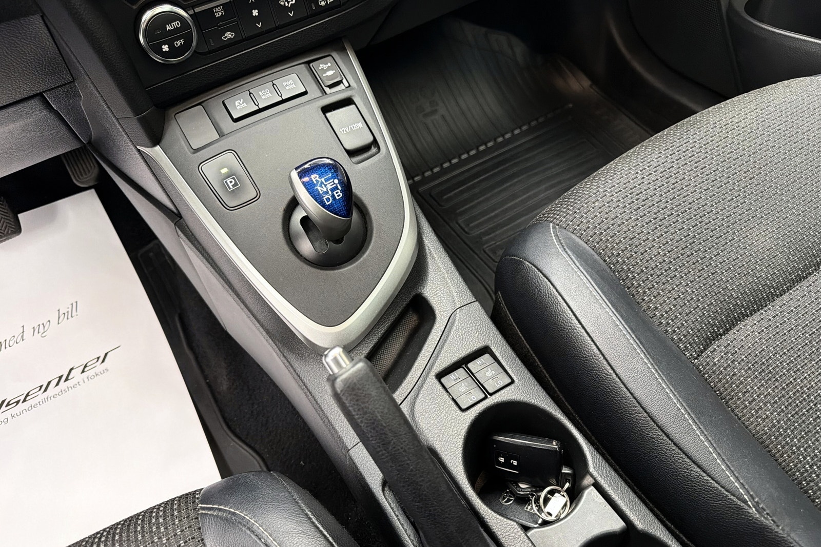 Toyota Auris Hybrid e-CVT, 136hp, 2013