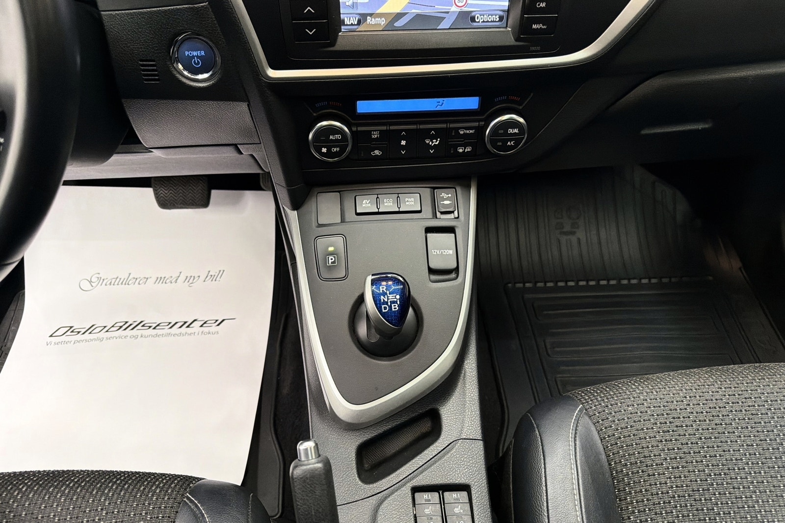 Toyota Auris Hybrid e-CVT, 136hp, 2013