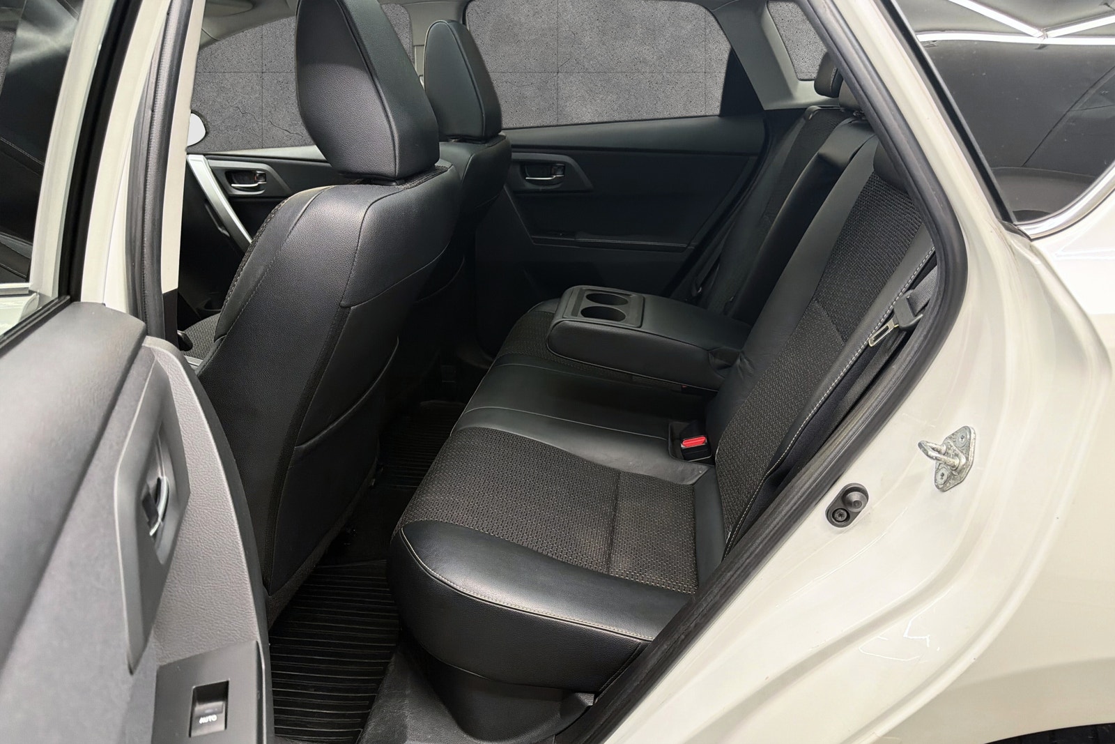 Toyota Auris Hybrid e-CVT, 136hp, 2013