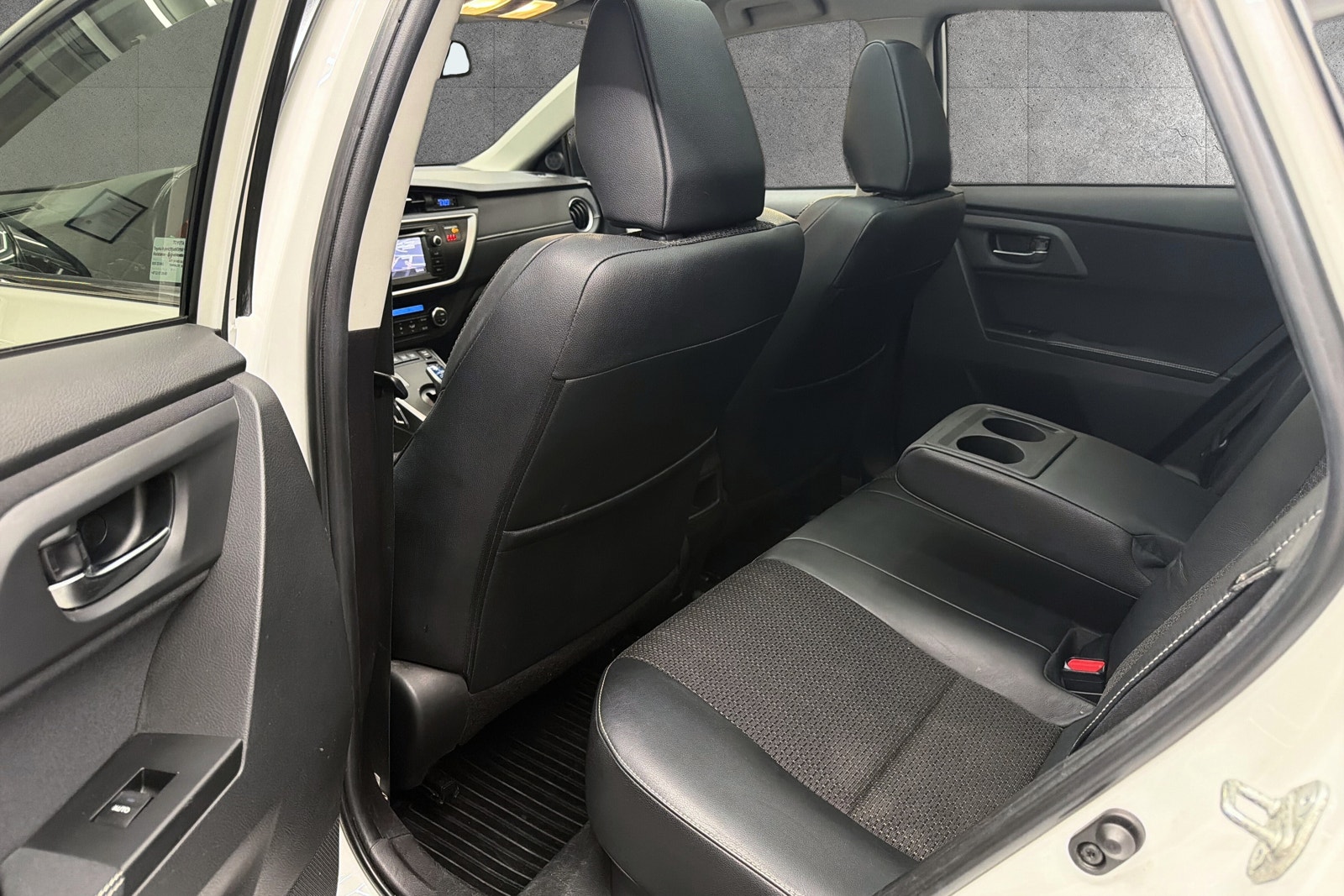 Toyota Auris Hybrid e-CVT, 136hp, 2013