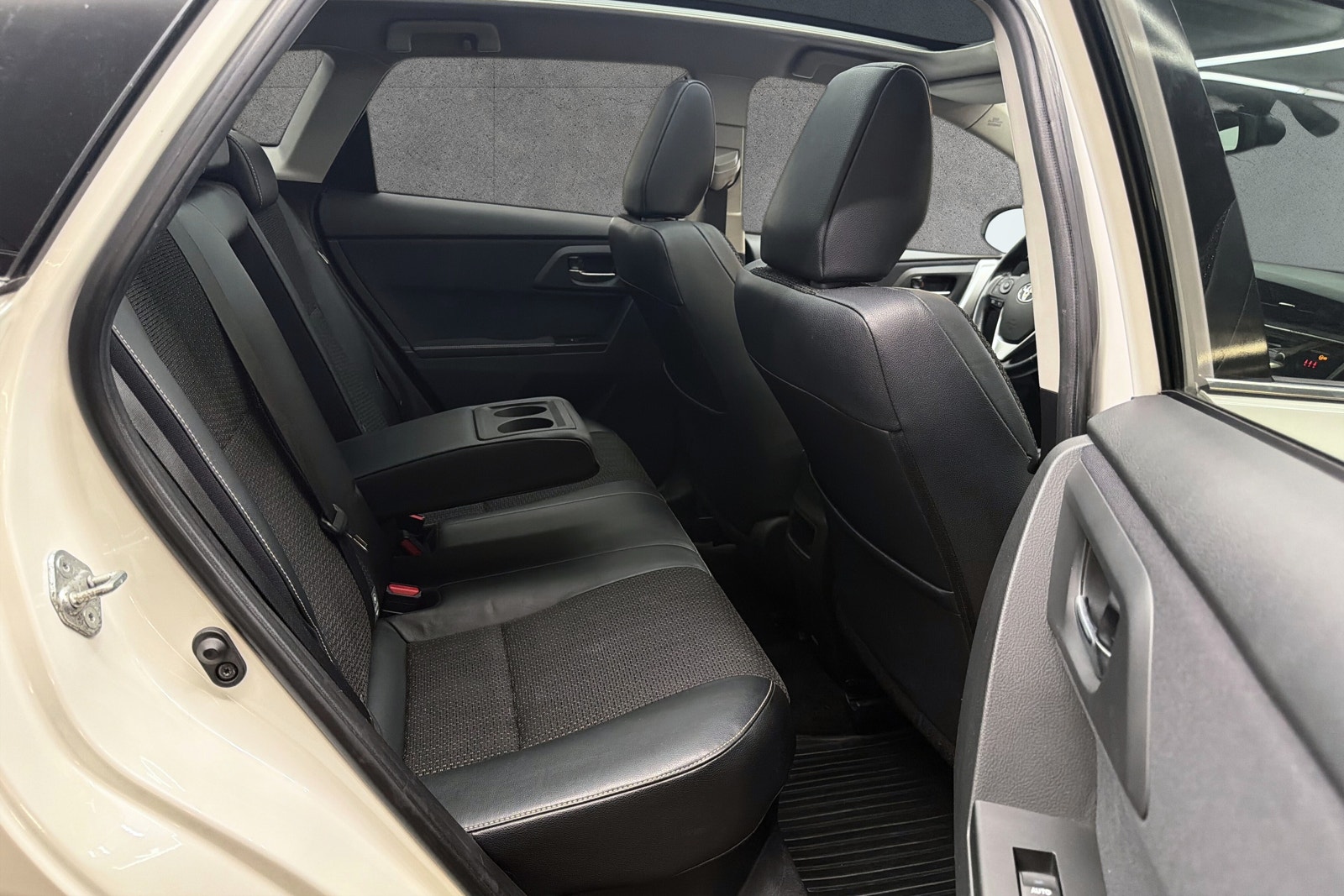Toyota Auris Hybrid e-CVT, 136hp, 2013