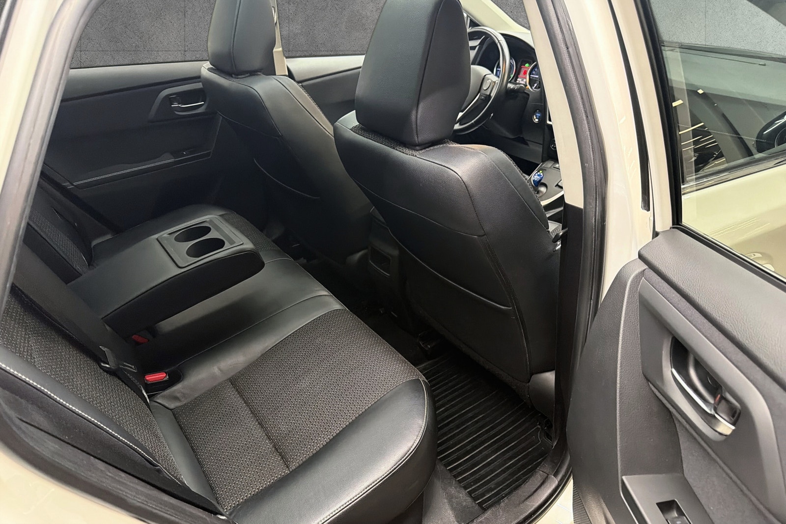 Toyota Auris Hybrid e-CVT, 136hp, 2013