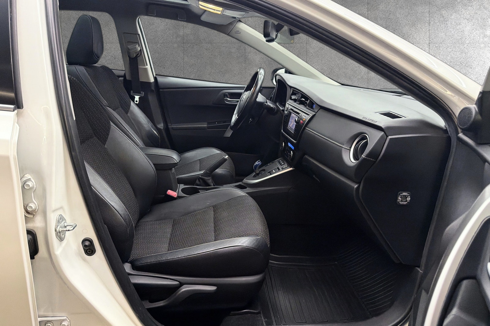 Toyota Auris Hybrid e-CVT, 136hp, 2013