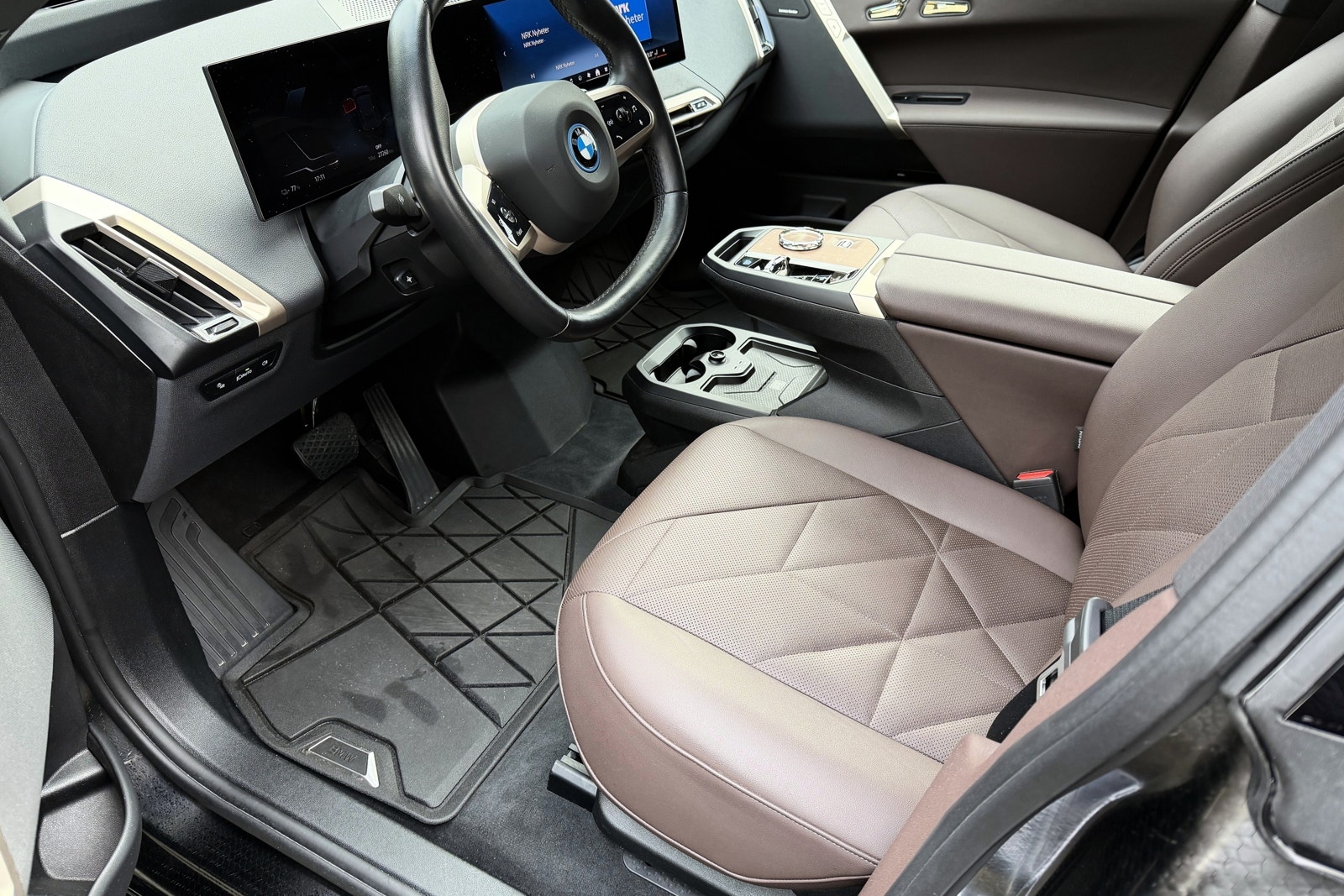 BMW iX xDrive50, 524ps, 2025