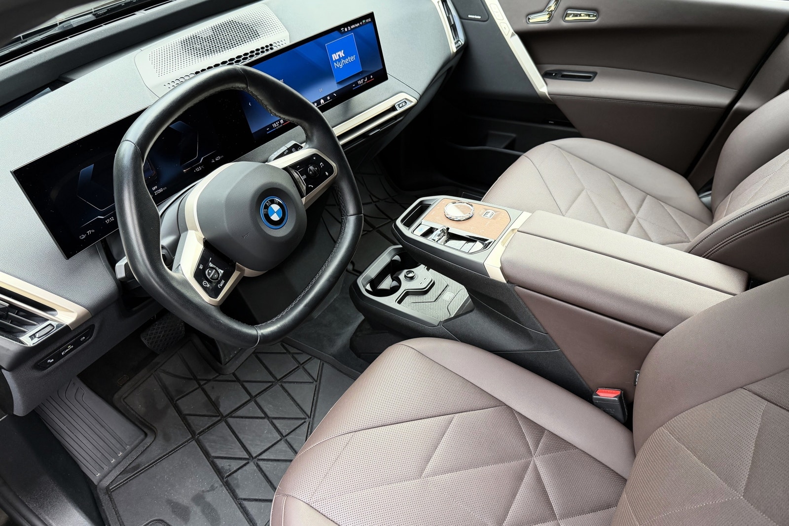BMW iX xDrive50, 524ps, 2025