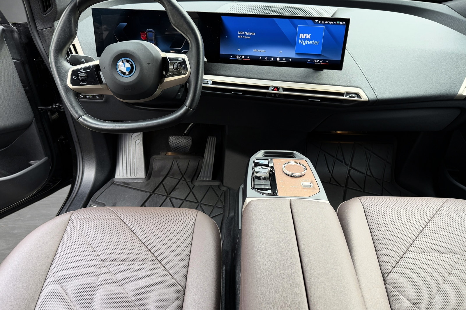 BMW iX xDrive50, 524ps, 2025