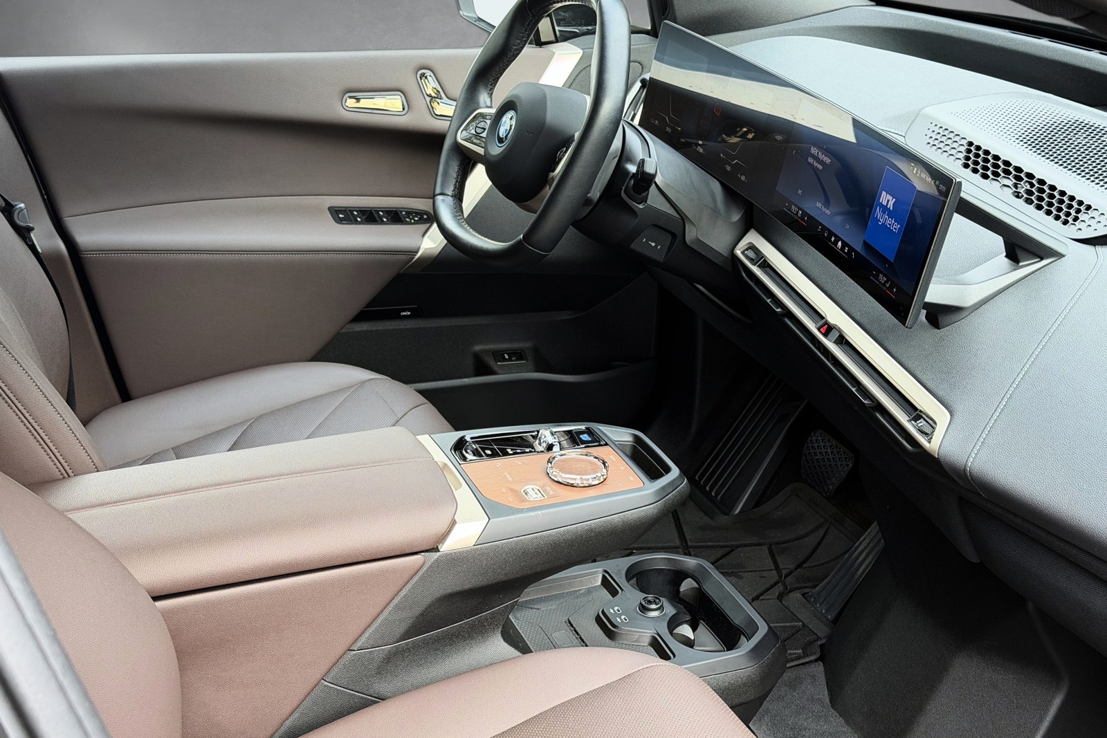 BMW iX xDrive50, 524ps, 2025