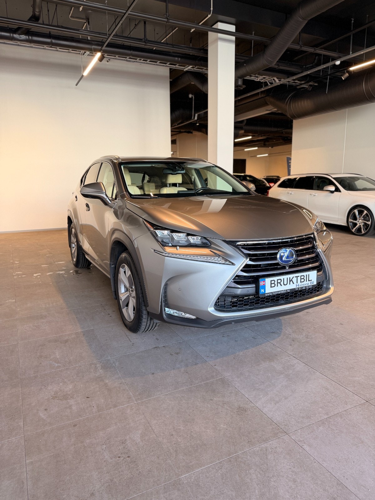 Lexus NX 300h AWD 2.5 AWD E-CVT, 197ps, 2015