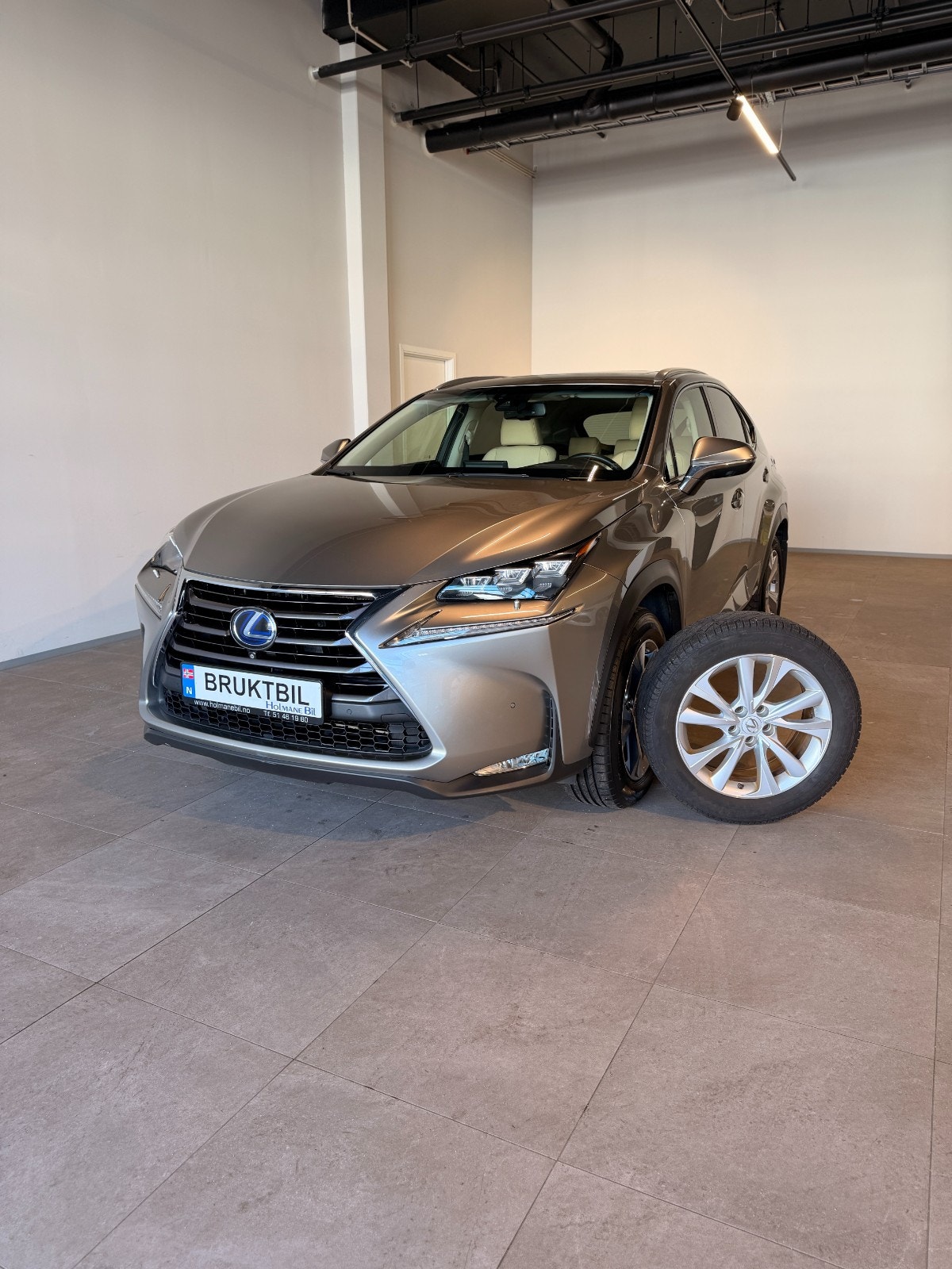 Lexus NX 300h AWD 2.5 AWD E-CVT, 197ps, 2015