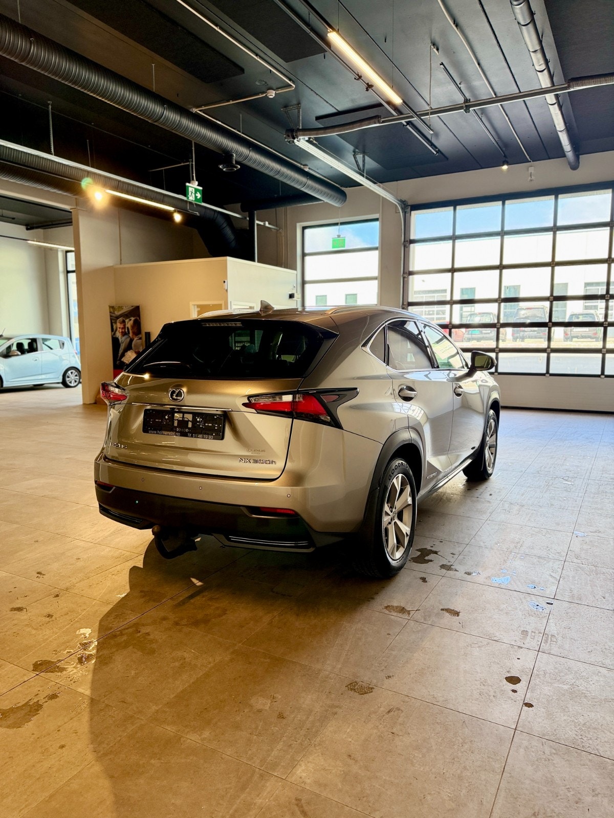 Lexus NX 300h AWD 2.5 AWD E-CVT, 197ps, 2015