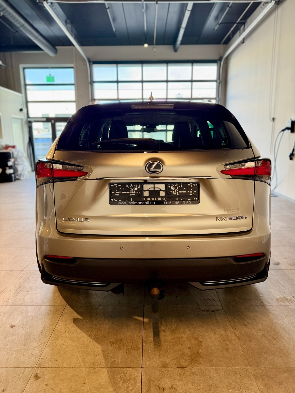 Lexus NX 300h AWD 2.5 AWD E-CVT, 197ps, 2015