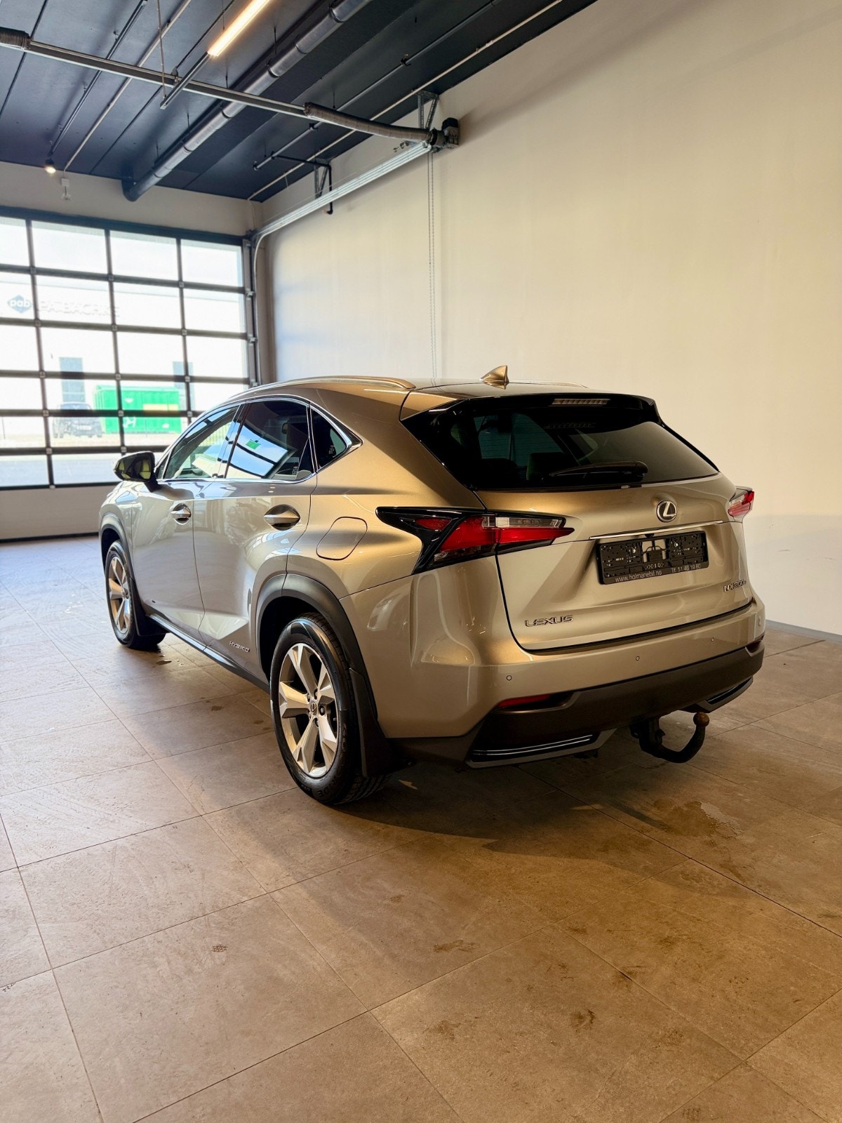 Lexus NX 300h AWD 2.5 AWD E-CVT, 197ps, 2015