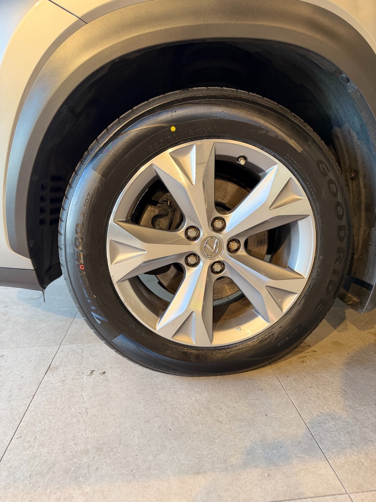 Lexus NX 300h AWD 2.5 AWD E-CVT, 197ps, 2015