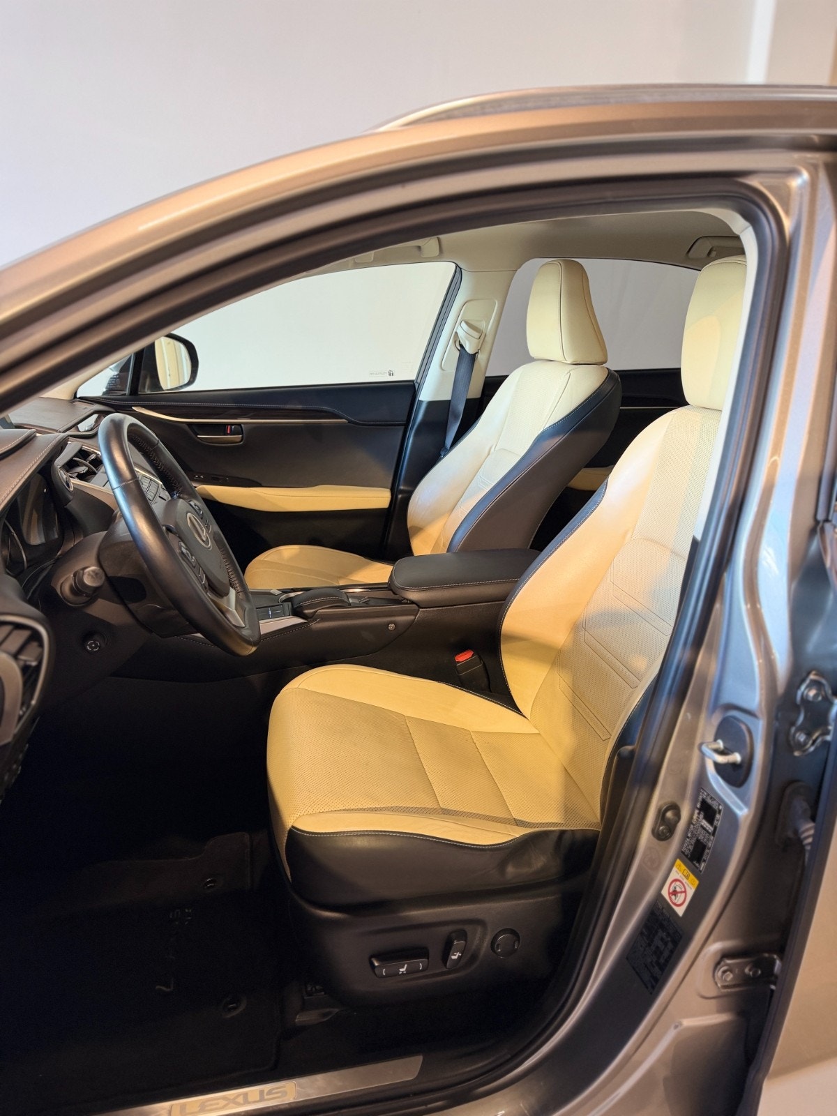 Lexus NX 300h AWD 2.5 AWD E-CVT, 197ps, 2015