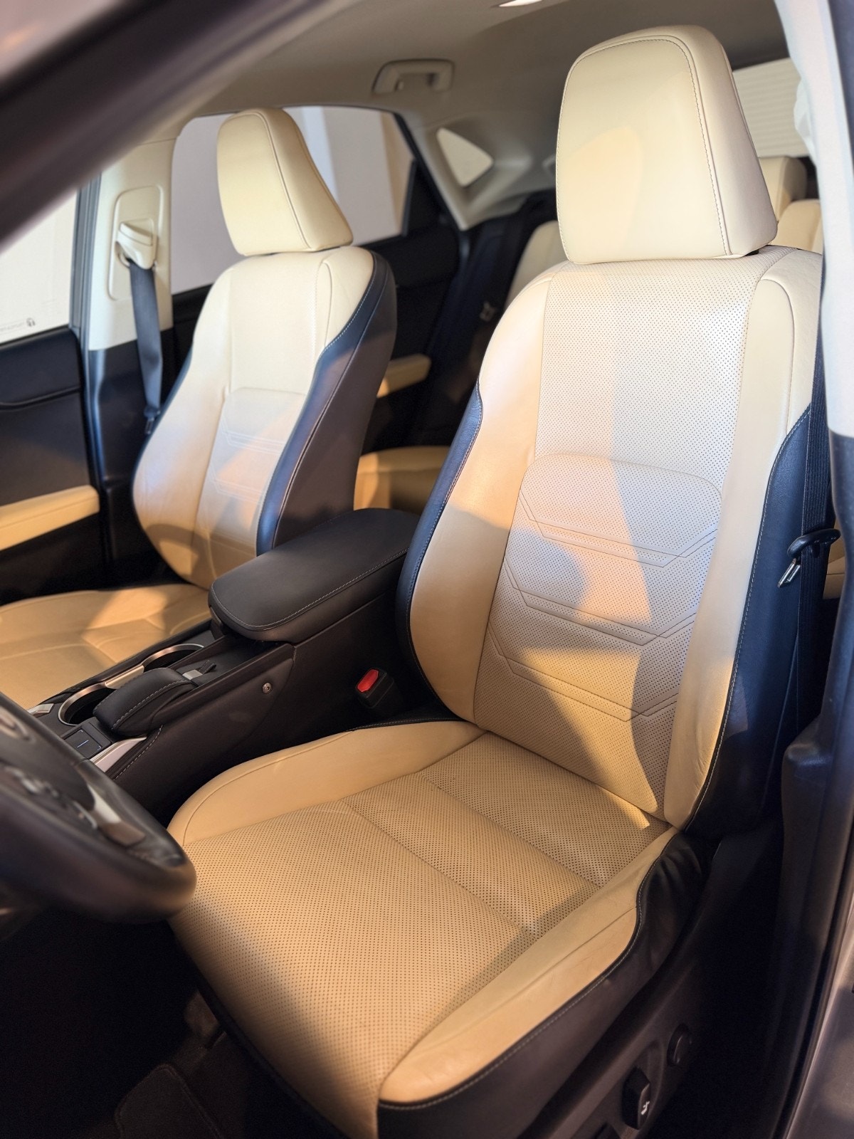 Lexus NX 300h AWD 2.5 AWD E-CVT, 197ps, 2015