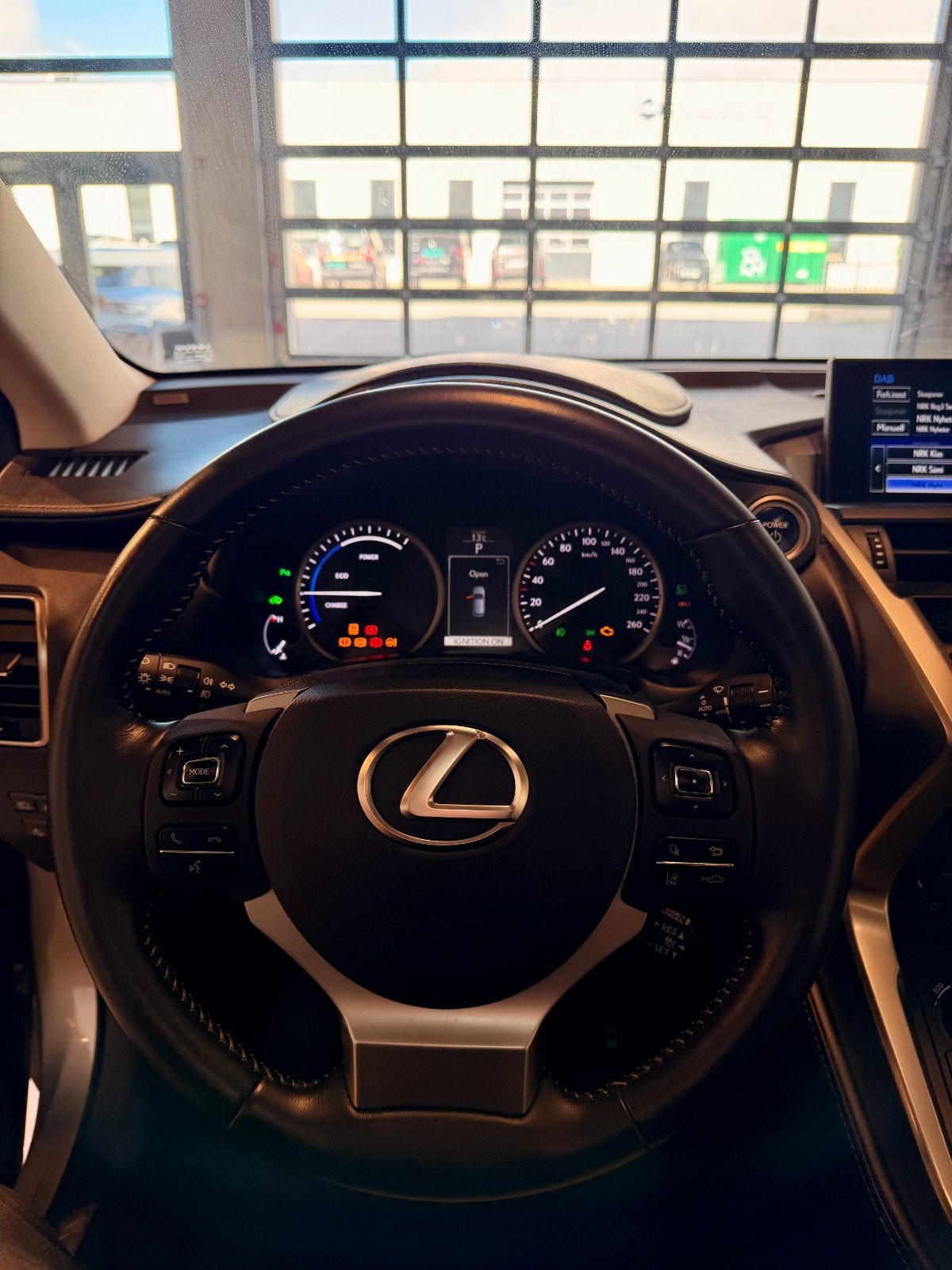 Lexus NX 300h AWD 2.5 AWD E-CVT, 197ps, 2015