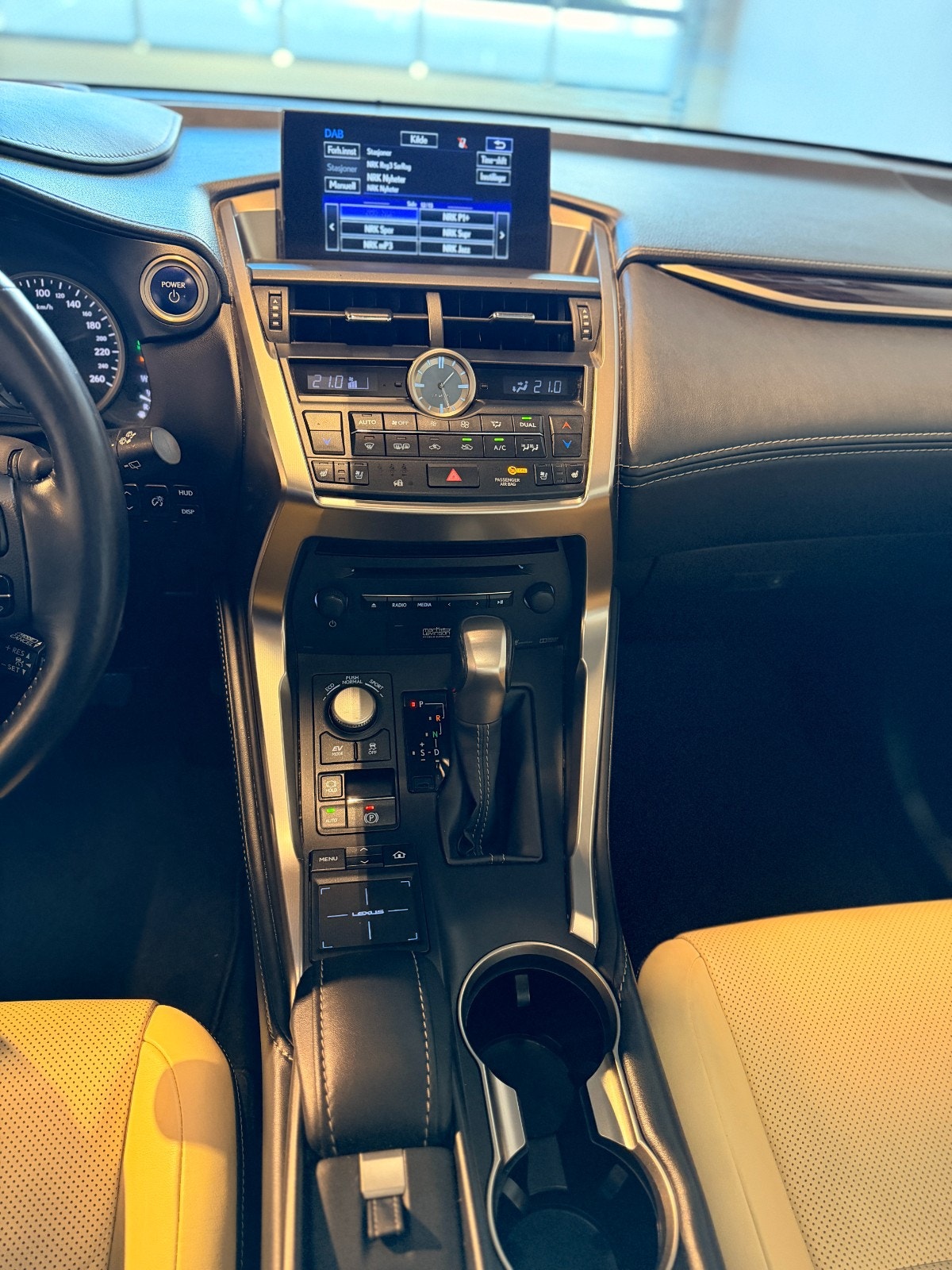 Lexus NX 300h AWD 2.5 AWD E-CVT, 197ps, 2015