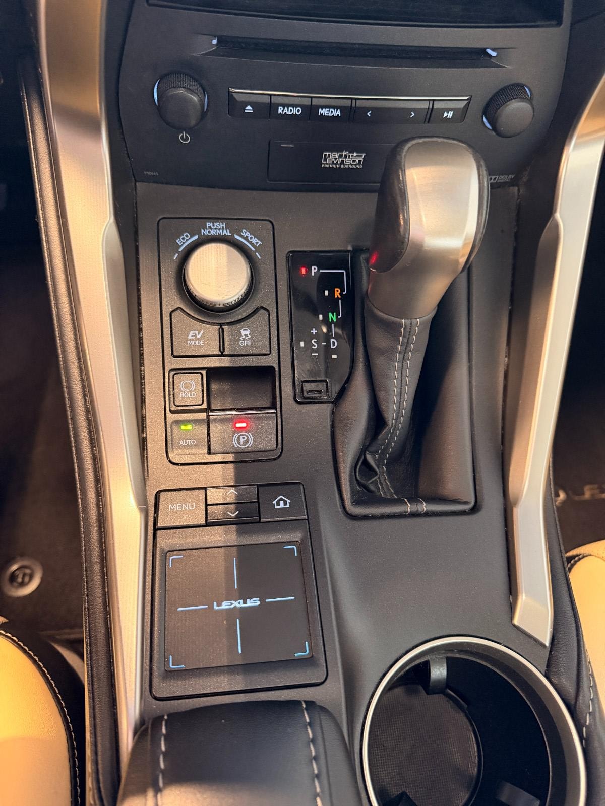 Lexus NX 300h AWD 2.5 AWD E-CVT, 197ps, 2015