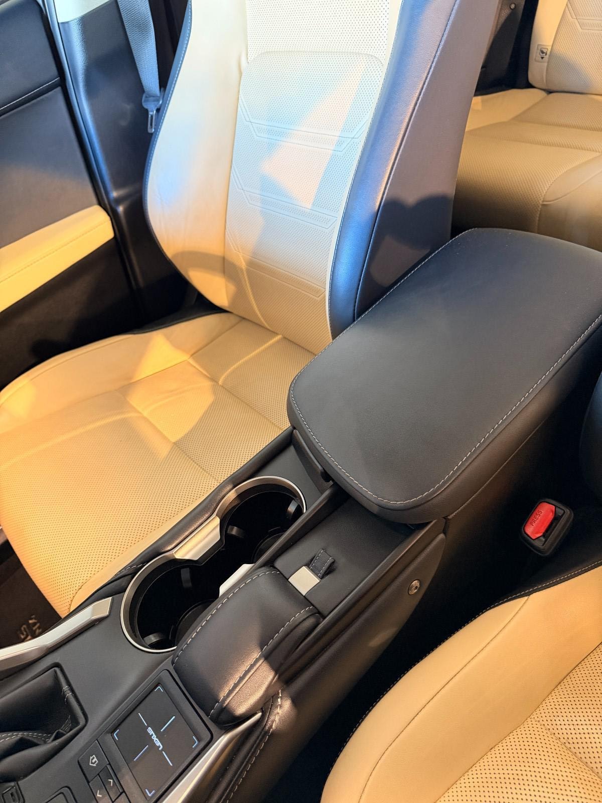 Lexus NX 300h AWD 2.5 AWD E-CVT, 197ps, 2015