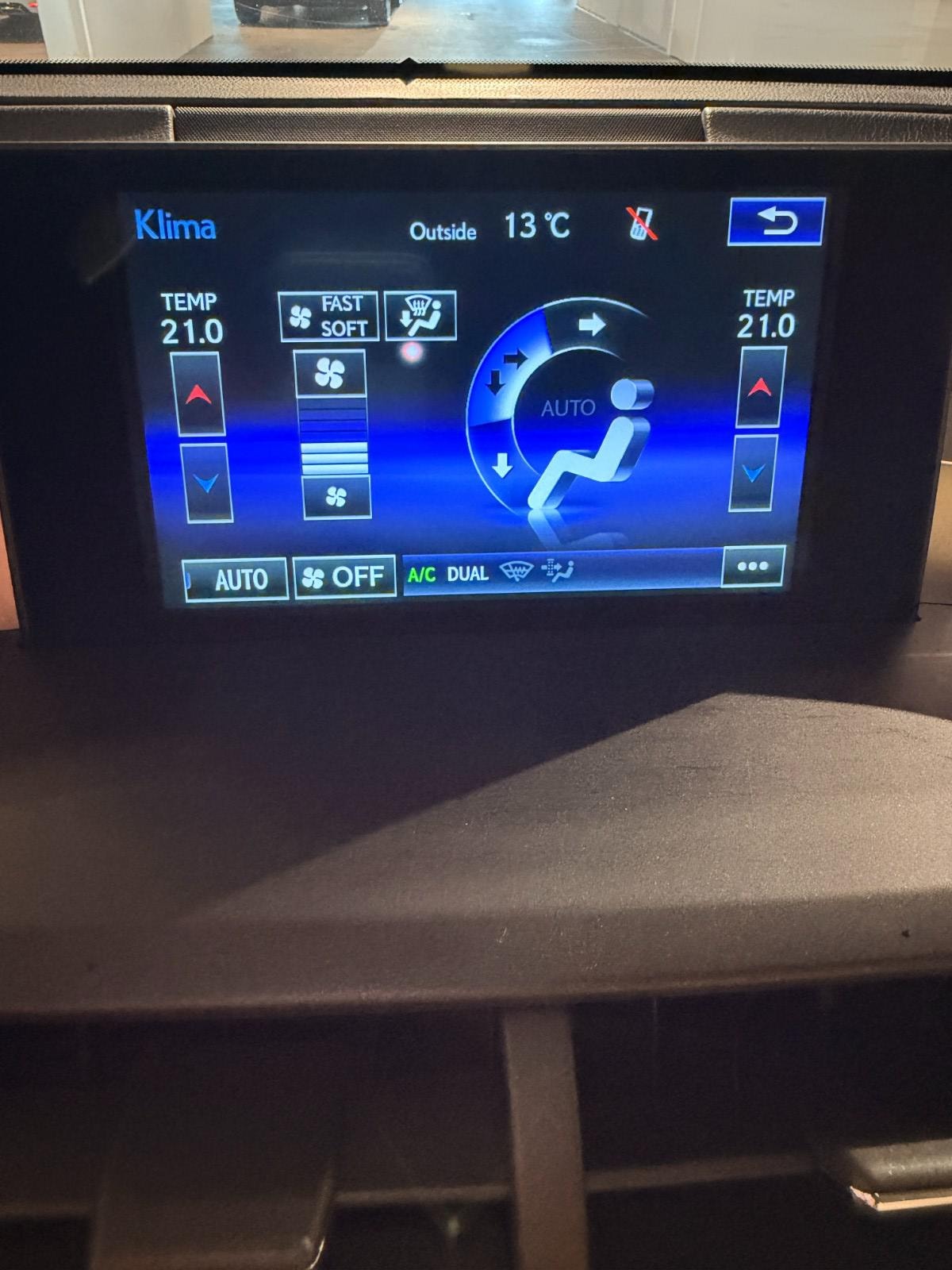 Lexus NX 300h AWD 2.5 AWD E-CVT, 197ps, 2015