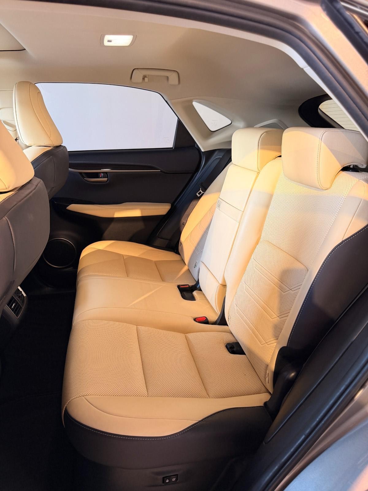 Lexus NX 300h AWD 2.5 AWD E-CVT, 197ps, 2015