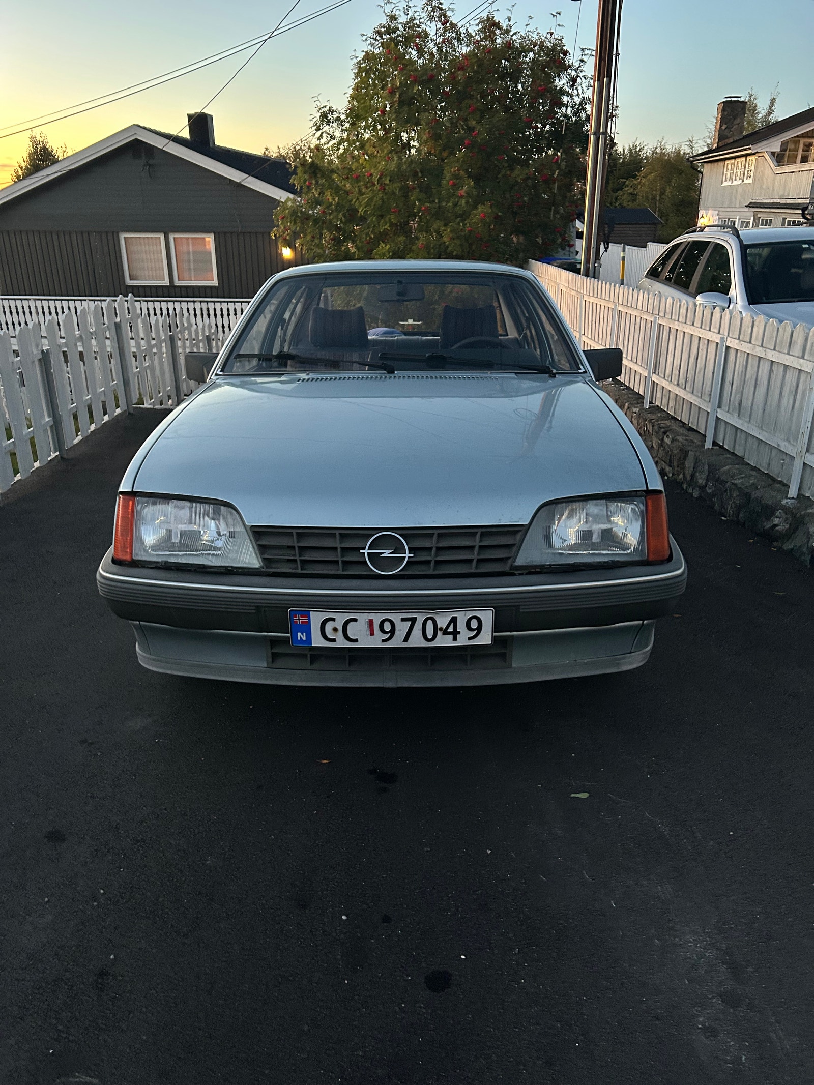 Opel Rekord 2.0 S Manuell, 4-trinn, 101hk, 1983