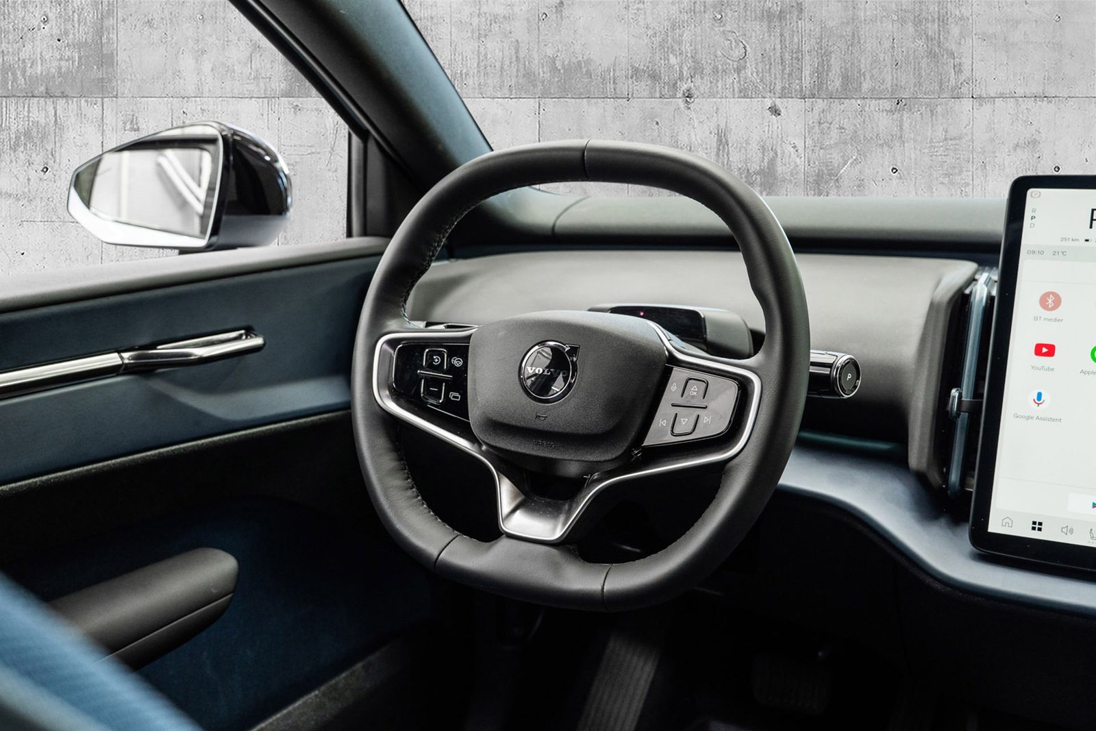 Volvo EX30 Twin Motor Performance, 428ps, 2025