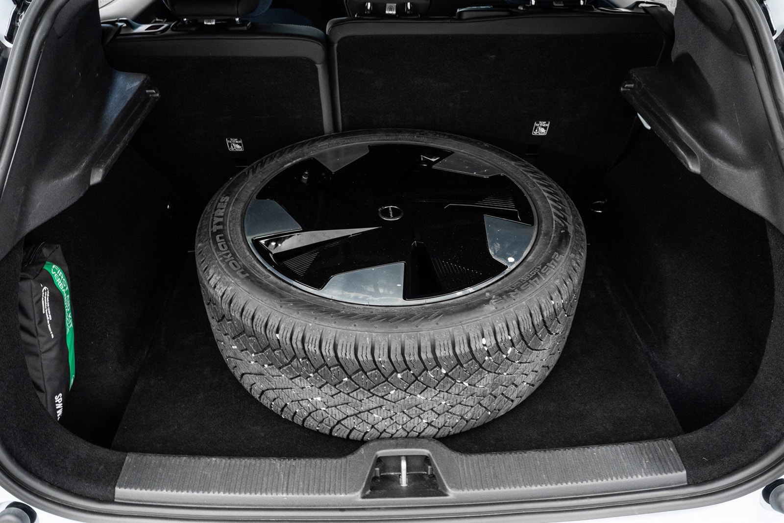 Volvo EX30 Twin Motor Performance, 428ps, 2025